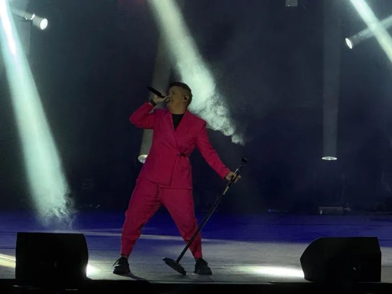 "Hvala vam što ste oporavili moju dušu" Marija Šerifović zaustavila koncert zbog roditelja: "Bravo baba, drž' se deda" FOTO 5 image 3 4