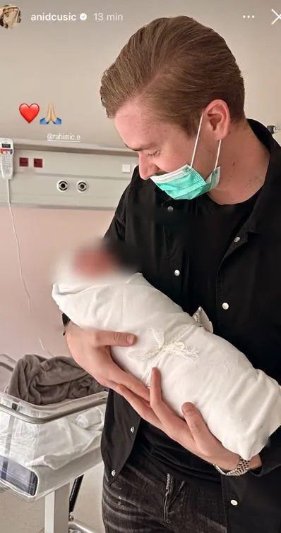 Anid Čušić presrećan: Pevač izveo bebu i suprugu iz porodilišta, evo šta ih je sačekalo kod kuće 9 image 9 28