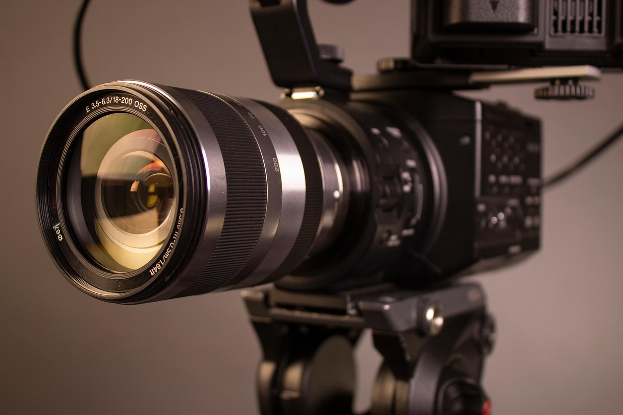 Cenjeni filmski direktor fotografije okuplja najistaknutije umetnike, a razlog će vas oduševiti 8 kamera