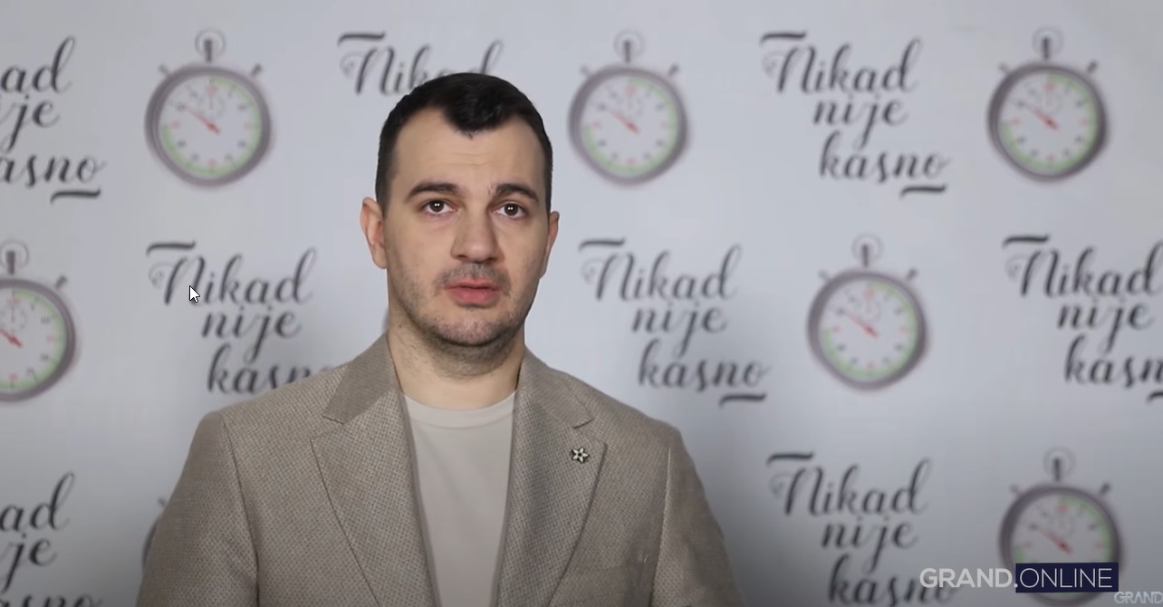 "I dalje sam najmlađi tata u parku" Miloš Brkić otkrio da uživa u igrama sa sinovima, koristi čak i lisice: "Deca su mi svestrana" VIDEO 9 milos brkic