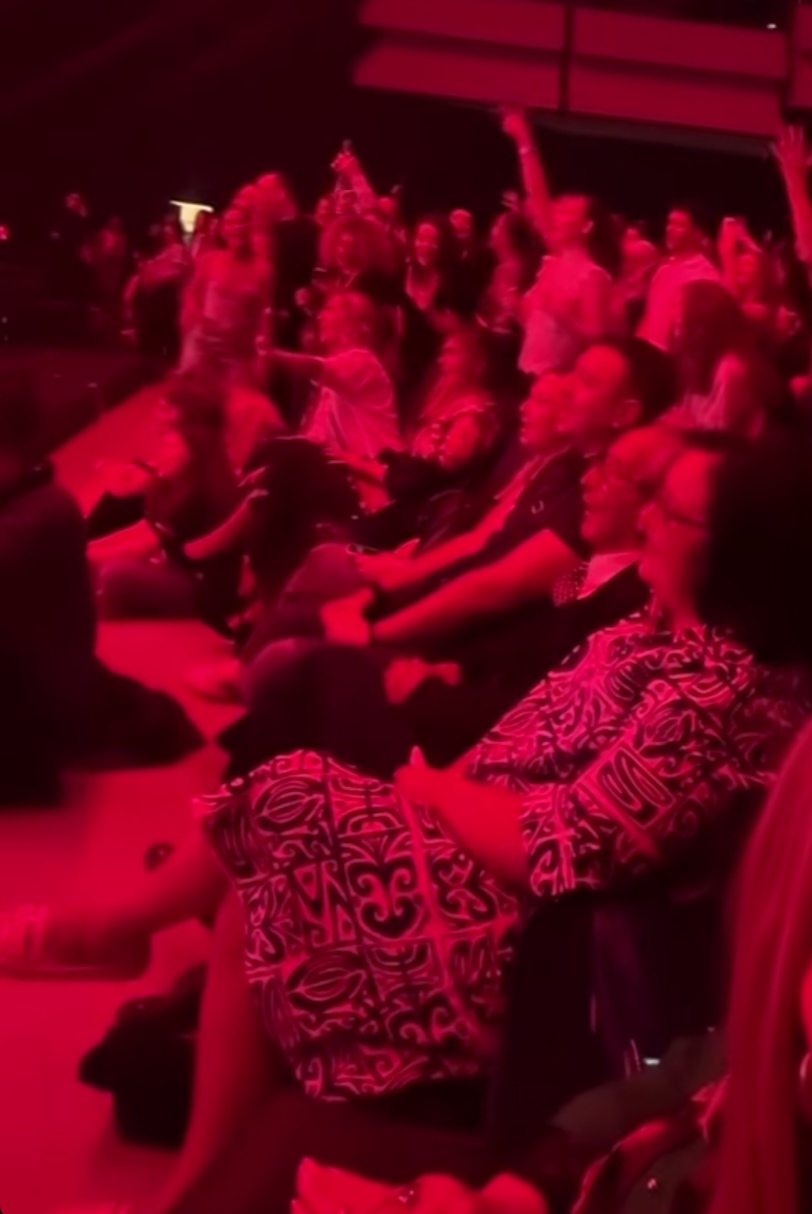 "Hvala vam što ste oporavili moju dušu" Marija Šerifović zaustavila koncert zbog roditelja: "Bravo baba, drž' se deda" FOTO 6 roditelji
