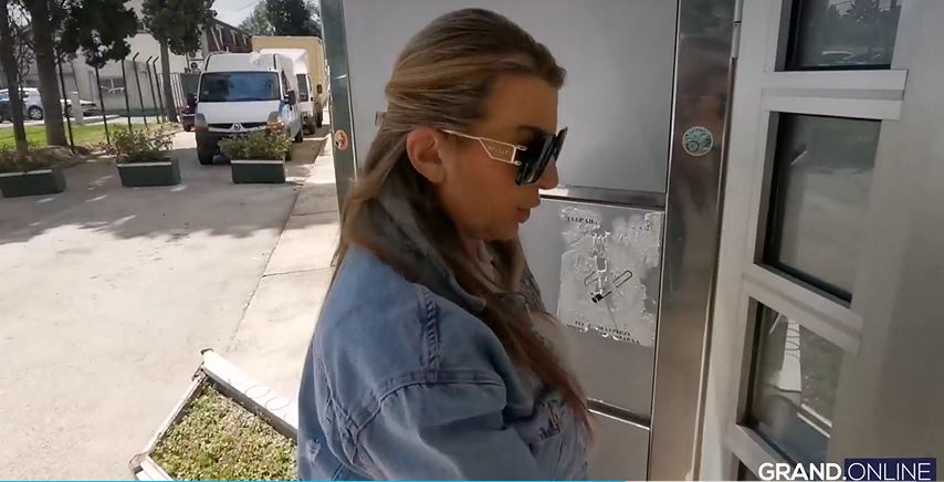 Viki Miljković stigla na snimanje Zvezda Granda sa crnim naočarima preko lica: "Umorno sam" 6 viki miljko