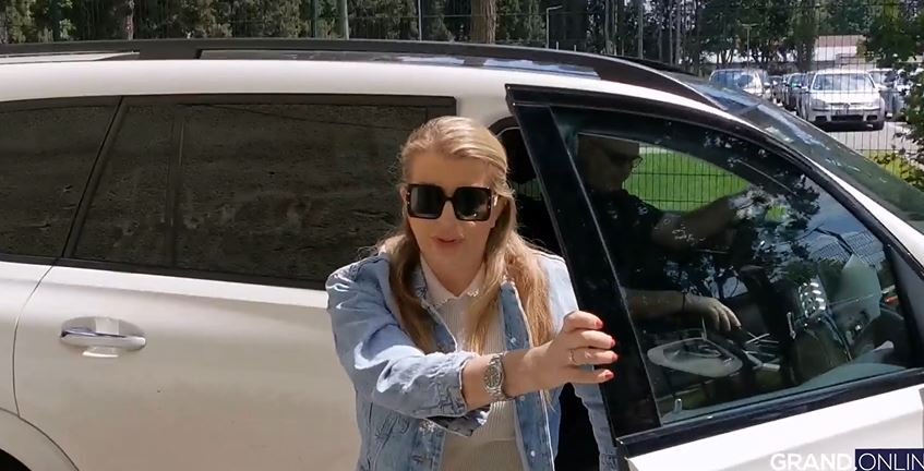 Viki Miljković stigla na snimanje Zvezda Granda sa crnim naočarima preko lica: "Umorno sam" 5 viki