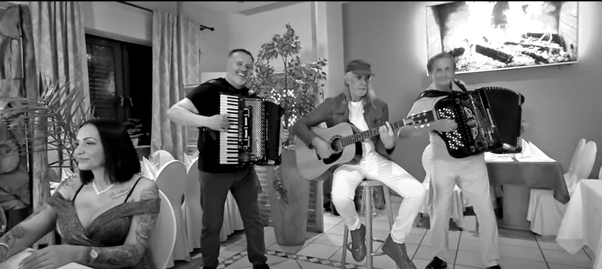 Pevač iz Nikad nije kasno snimio hit Done Ares, u spotu se pojavio njen bivši muž VIDEO 7 1 6
