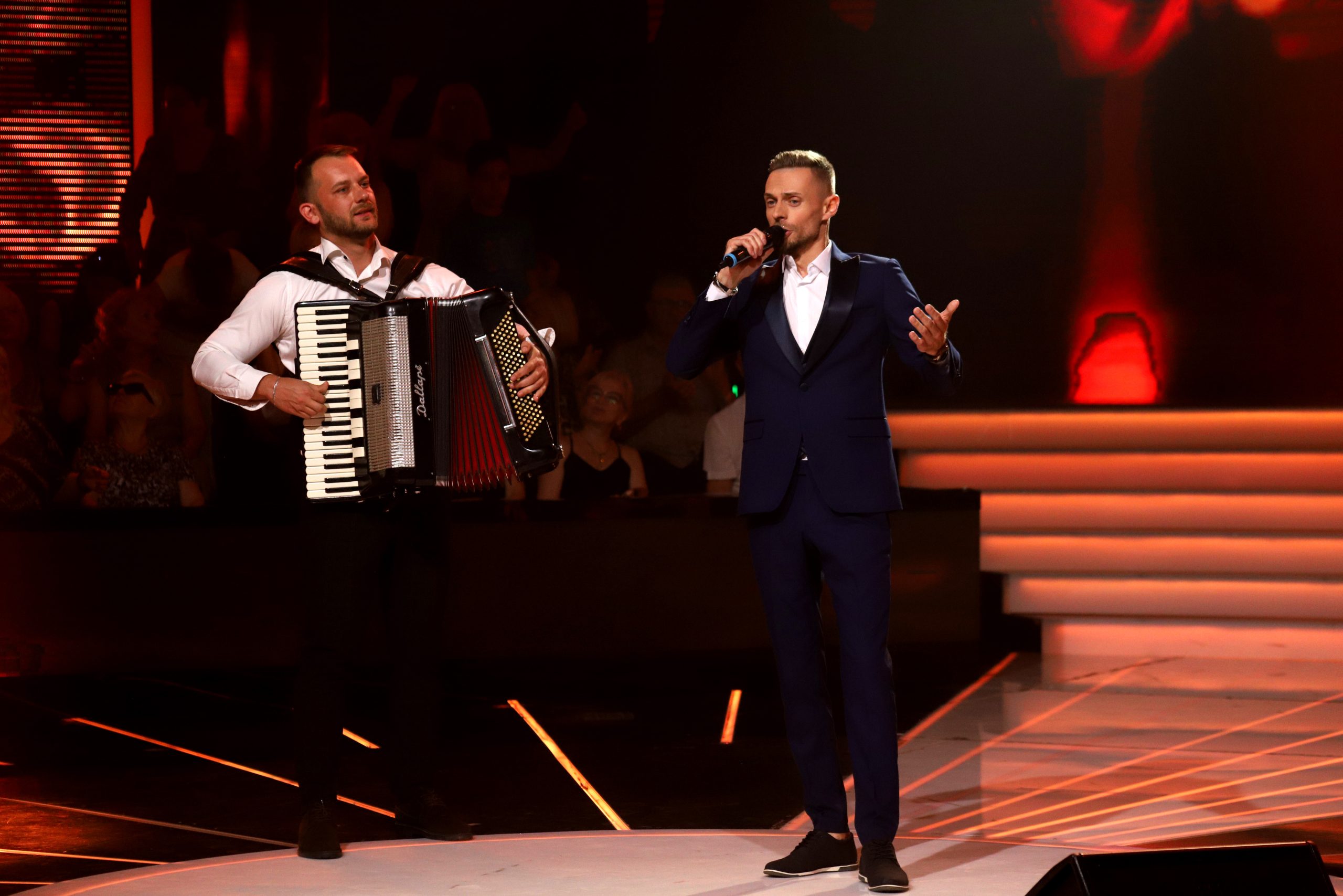 Kralj sevdaha novog doba: Aladin Pehić uneo dušu u finale Zvezda Granda, publika van sebe VIDEO 8 ALADIN PEHIC ZG FINALE 6 ok