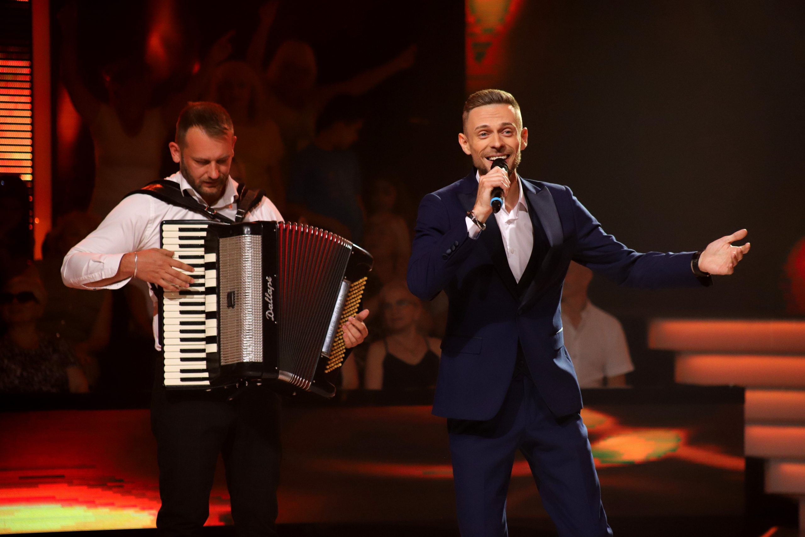 Kralj sevdaha novog doba: Aladin Pehić uneo dušu u finale Zvezda Granda, publika van sebe VIDEO 9 ALADIN PEHIC ZG FINALE 8 ok