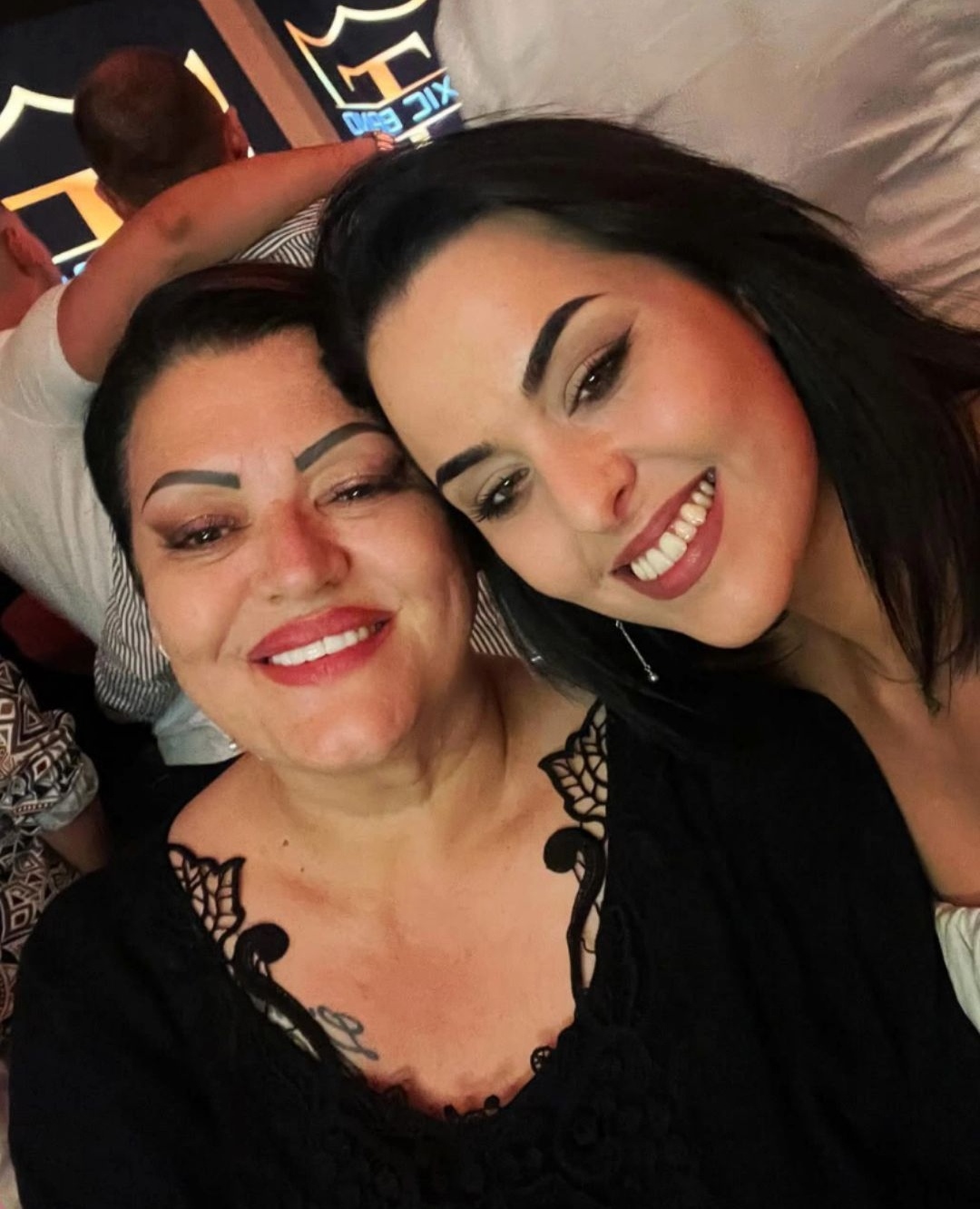 Slavlje kod Bojane Barjaktarević, pevačica puna ponosa FOTO 6 Bojana i LJubica Barjaktarevic