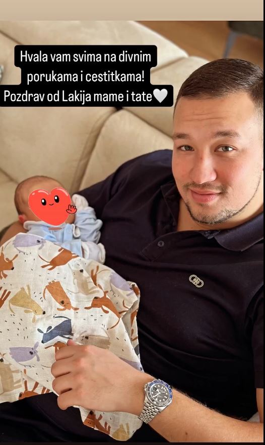 Prva fotografija Uroša Živkovića sa sinom: Pevač izveo suprugu iz porodilišta 7 Capture 3