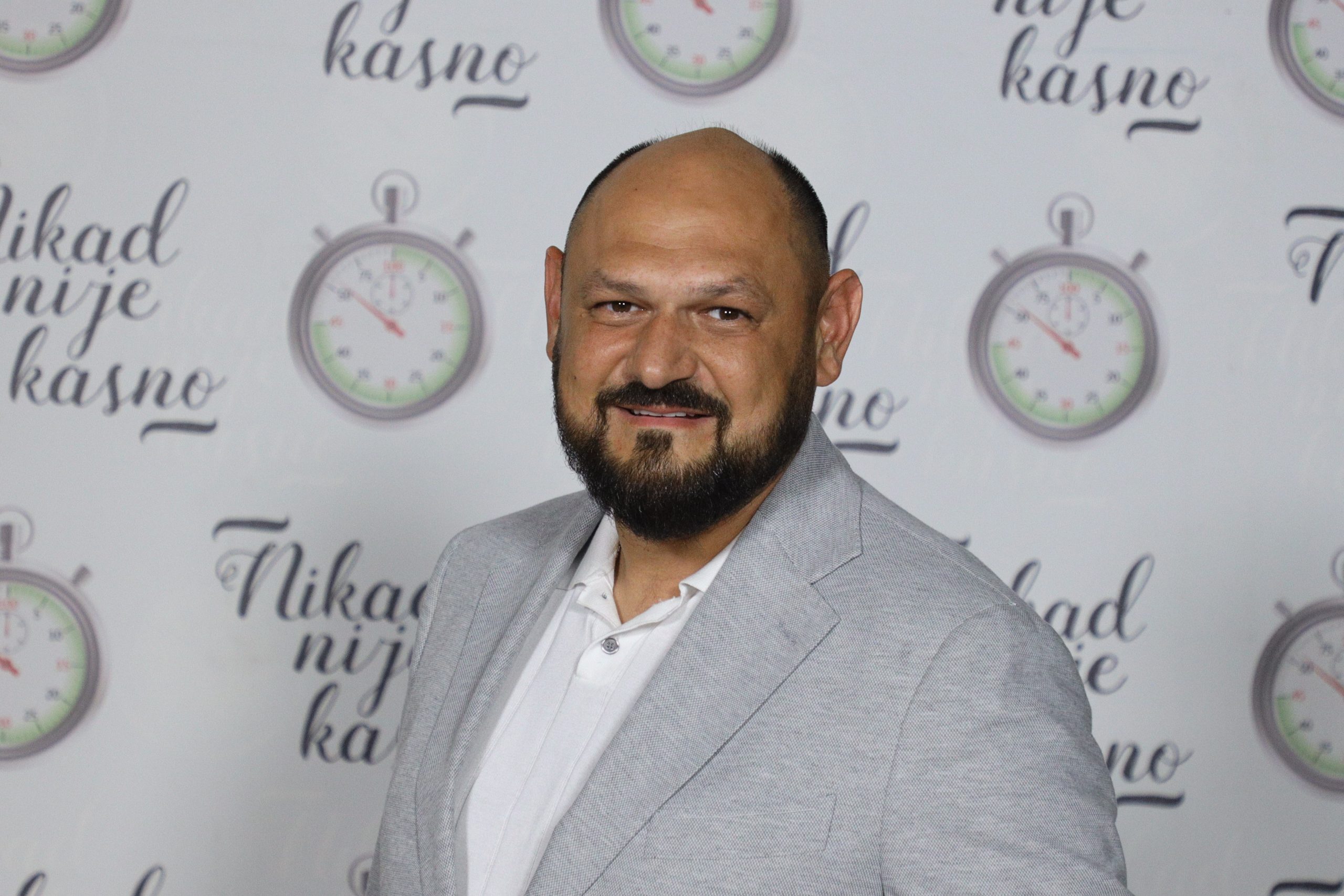 Takmičar zamalo napravio problem u polufinalu Nikad nije kasno: "Ruke mi se i dalje tresu" VIDEO 7 DRAGAN MARINKOVIC BAJKO 45 GOD. BEOGRAD 16