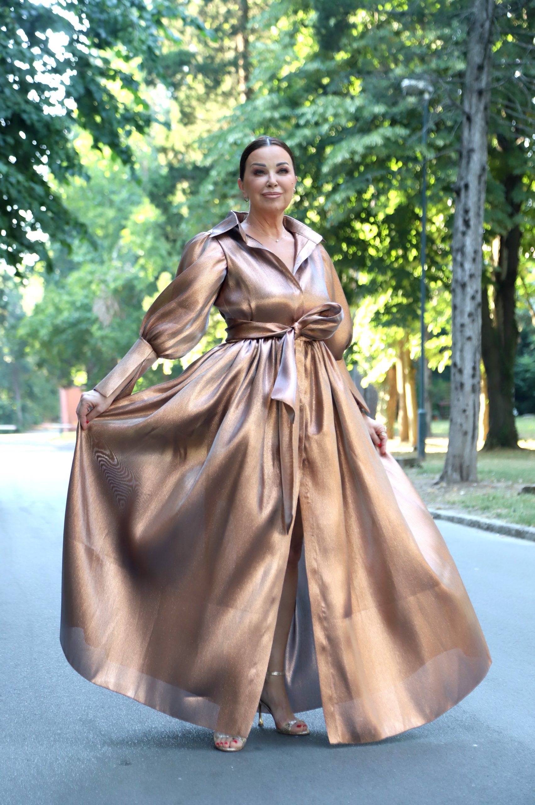 Zlatna haljina za jubilarno 10. finale Nikad nije kasno: Dragana Katić stajlingom zasenila sve FOTO 5 DRAGANA KATIC NAPOLJU NNK FINALE SNIMANJE 25062025 FOTO ELENA 33 ok