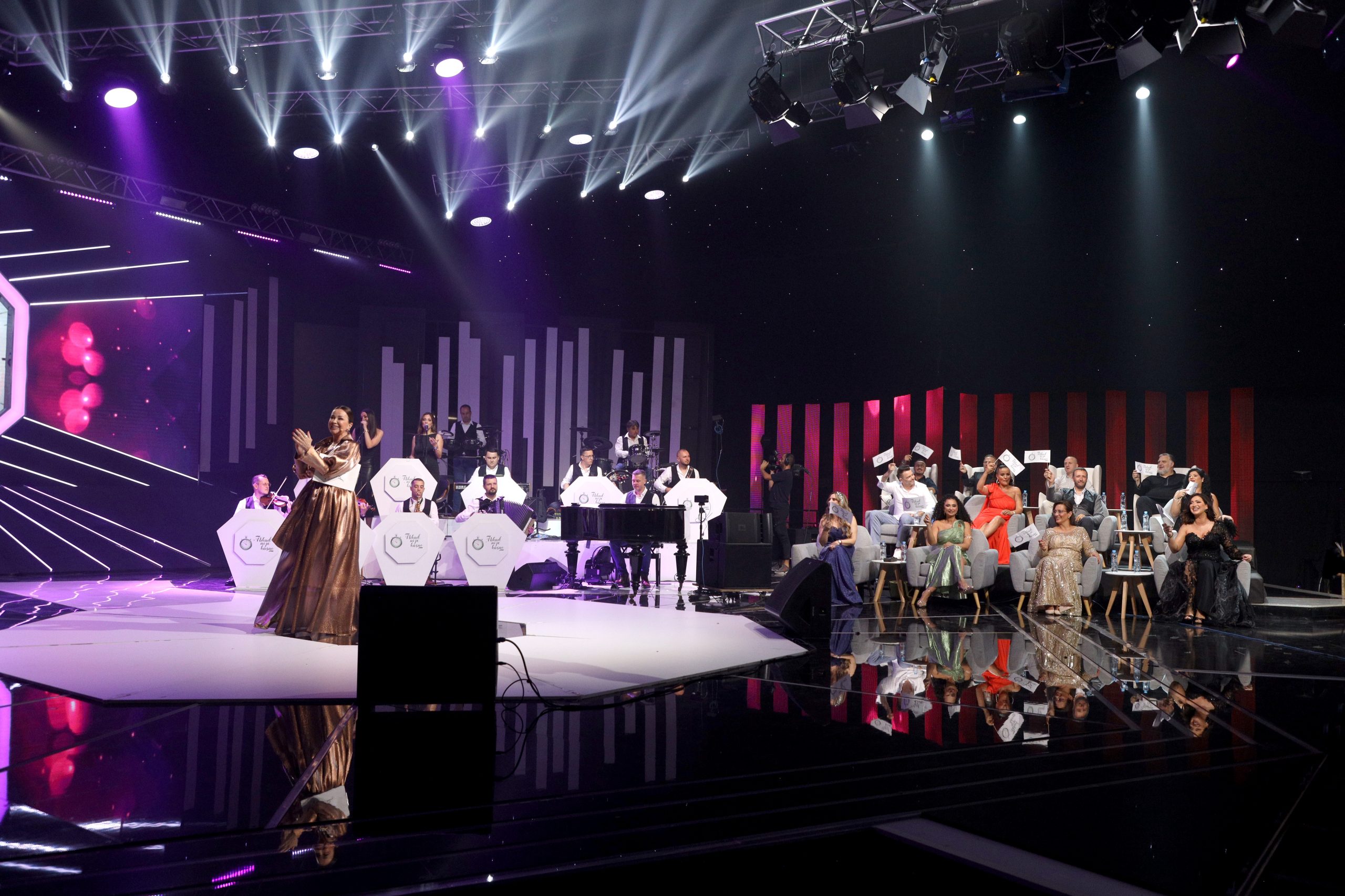 Uživo Nikad nije kasno: Ovacije u finalu za Žiku Jakšića 22 DRAGANA KATIC NAPOLJU NNK FINALE SNIMANJE 25062025 FOTO ELENA ok