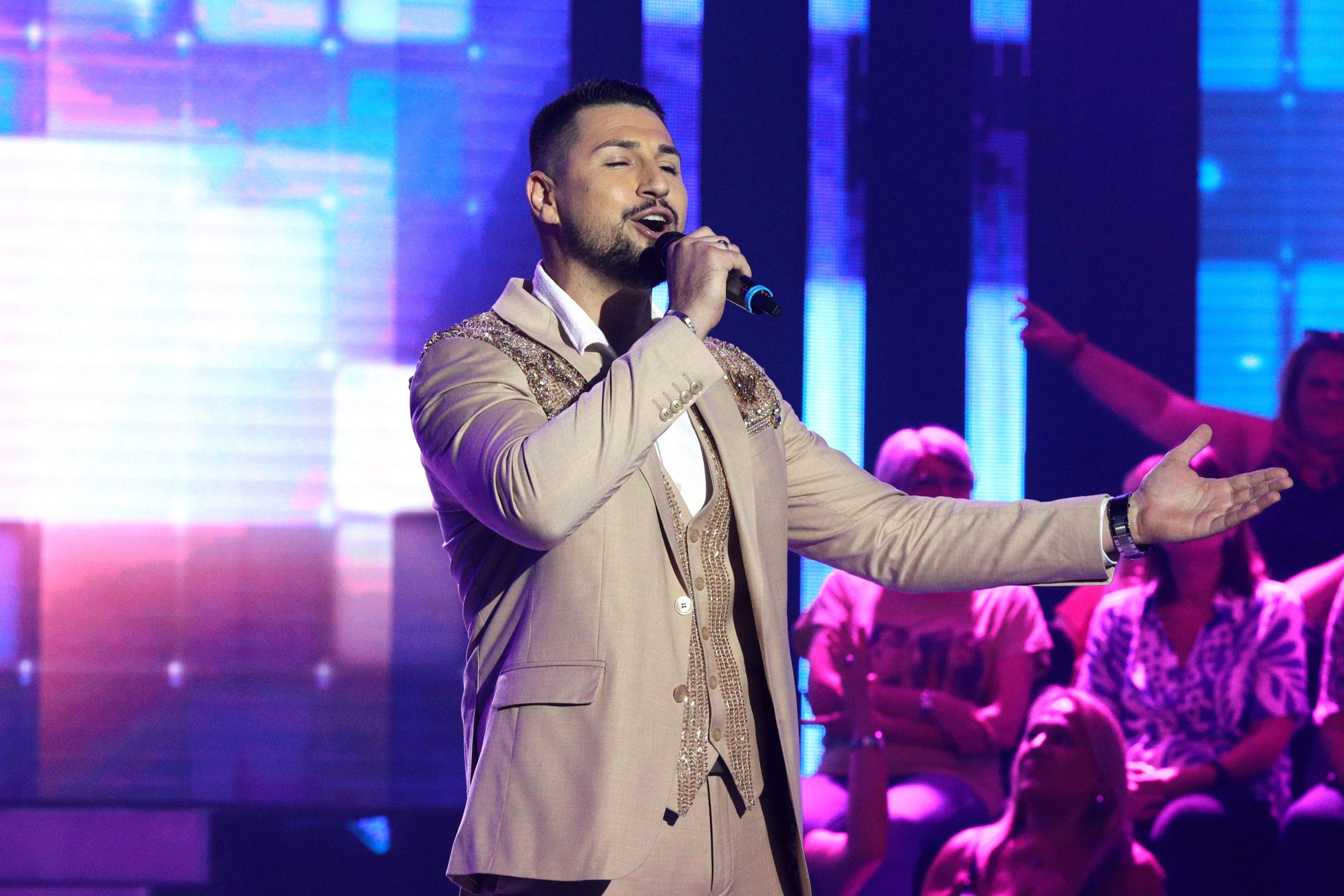 Uživo Zvezde Granda: Prvo finale bez Saše Popovića, publika bira novu zvezdu 28 ELVIS MESINOVIC ZG FINALE 1 ok