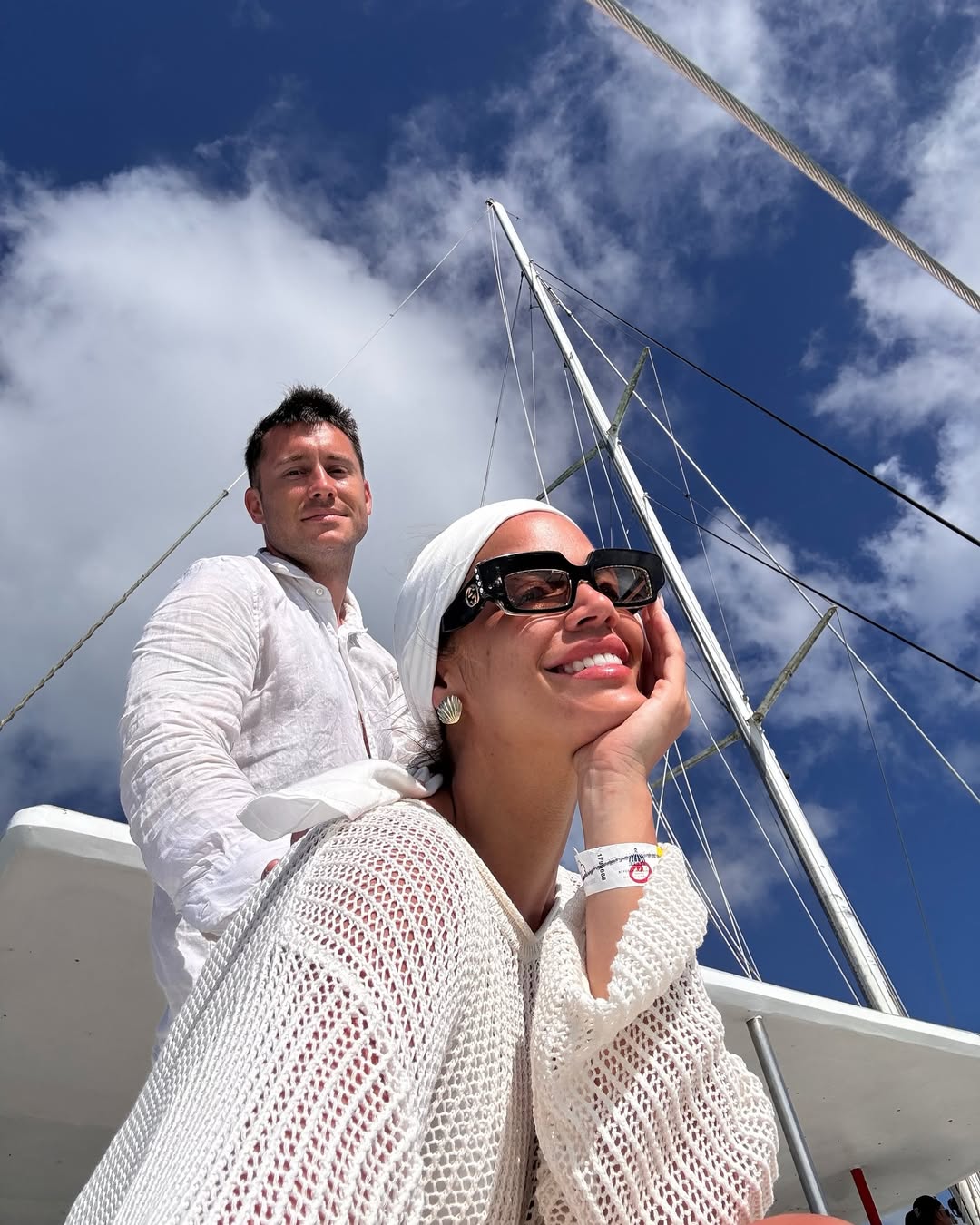 Prvo oglašavanje pevačicinog muža nakon vesti da se razvode 6 Honey we are on a HONEYMOON ❤️🌊 1