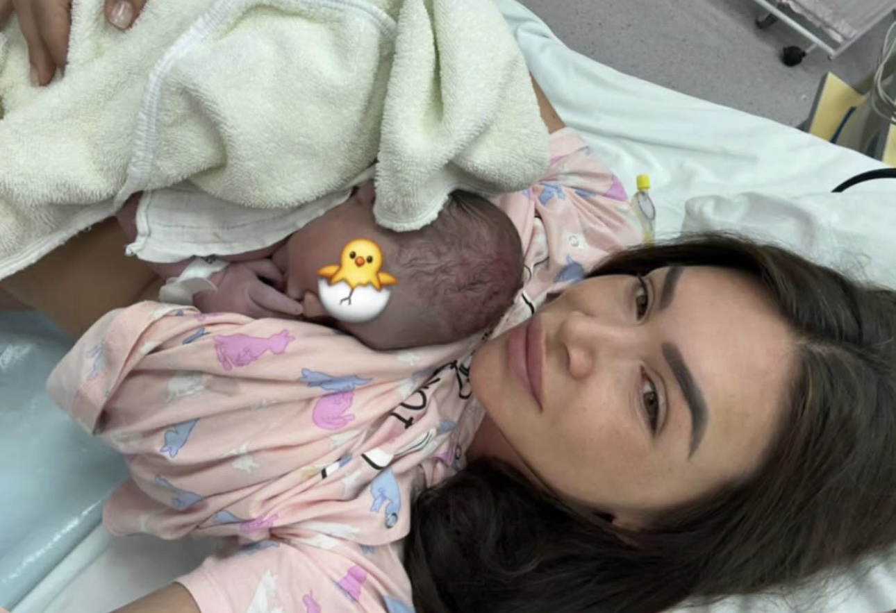 Prva fotka mame i sina: Supruga Uroša Živkovića blista nakon porođaja, svi gledaju u nju i malog Lazara (FOTO) 7 IMG 5367