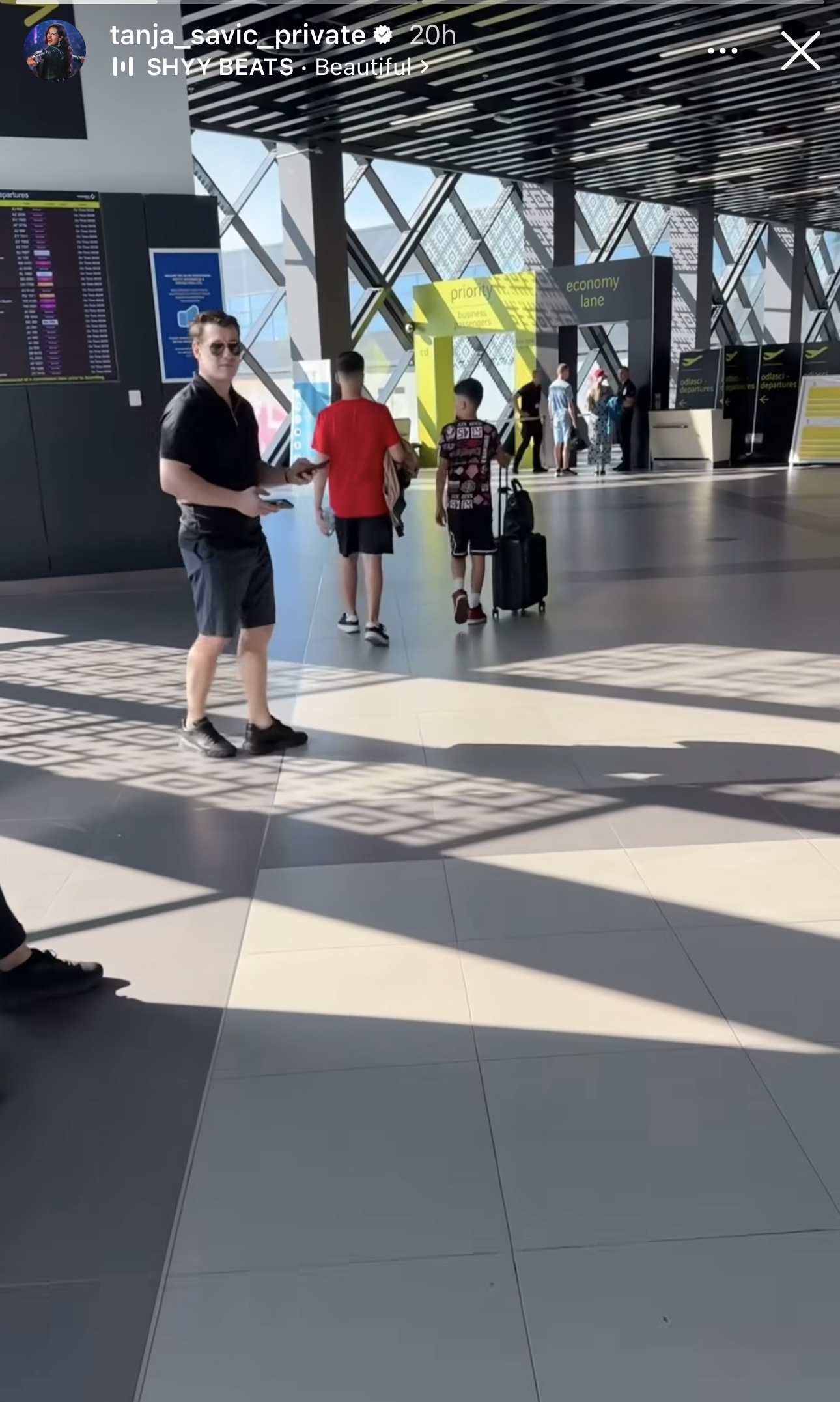Tanja Savić spakovala kofere i napustila Srbiju: Pevačica javno podelila šta Muki radi na aerodromu (FOTO) 7 IMG 5618