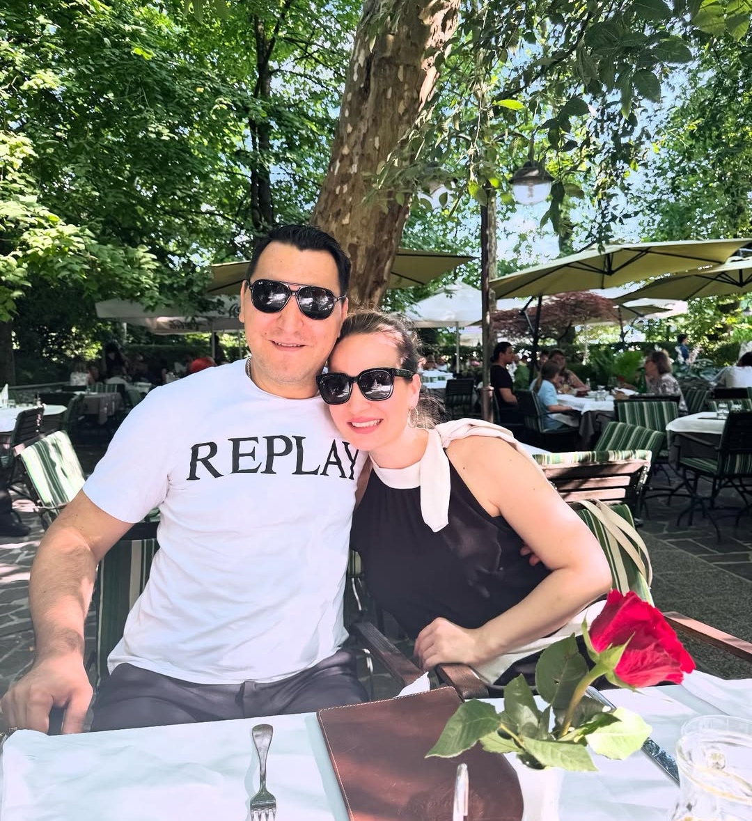 Velika radost u porodici Jelene Tomašević, pevačica puca od ponosa: "I ja sam počela u Ljubljani" FOTO 7 Jeena Tomasevic i brat Darko 3