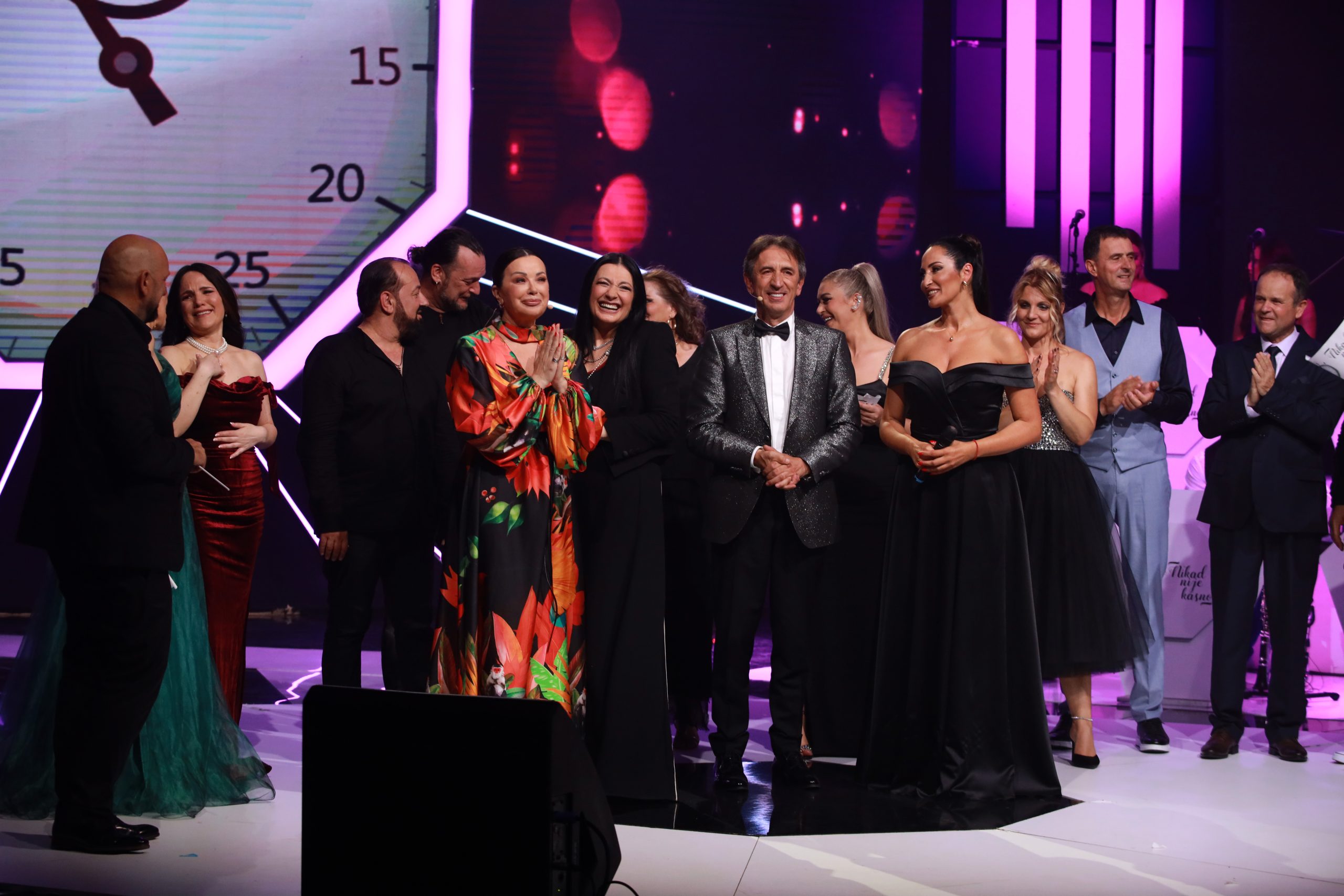 Ko ide u finale šoua "Nikad nije kasno"? Noć odluke je ove nedelje 5 KALIOPI I LJUBICA VRANJES SA FINALISTIMA FINALE NNK 23062024 FOTO MUNJA ok 8