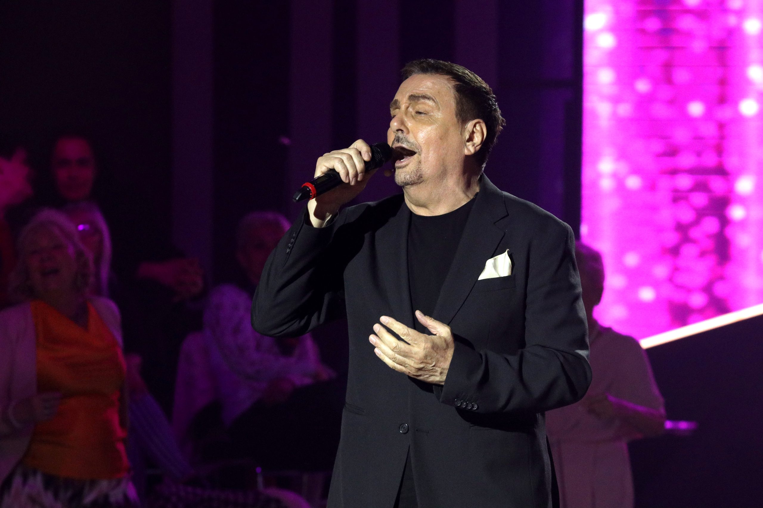 Neviđeni spektakl u emisiji Nikad nije kasno: Dragan Kojić Keba zapevao svoje najveće hitove, publika u transu VIDEO 6 KEBA NNK SNIMANJE 12052025 FOTO MUNJA 31 ok