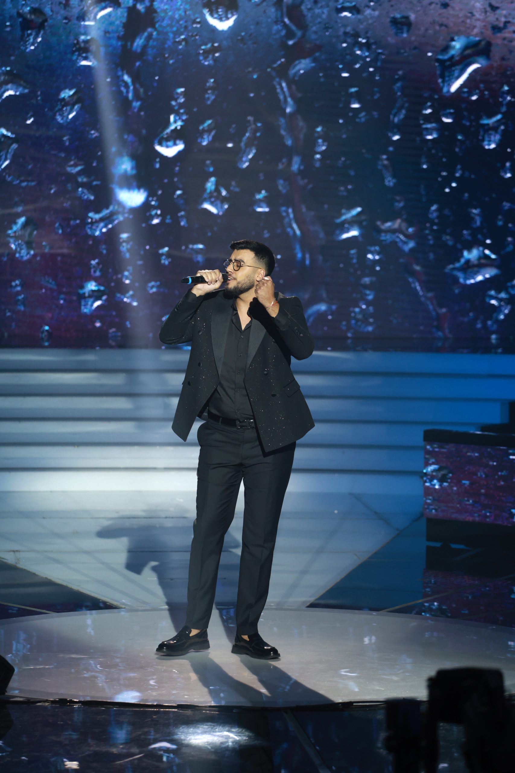 On je najviši pevač među ZVEZDAMA GRANDA, kad staneš pored njega, misliš da si premali 6 LUKA LUKIC ZG FINALE 8 ok 1