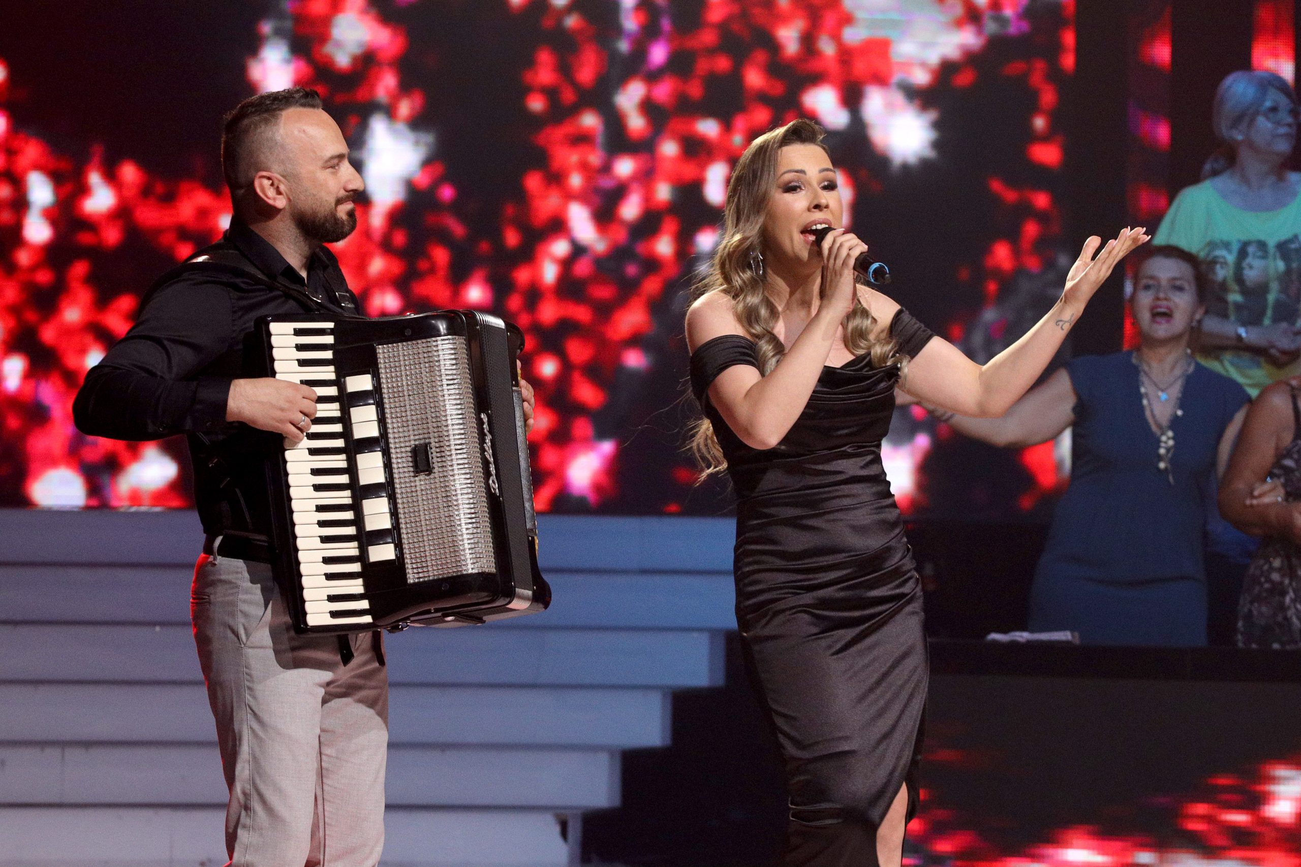 Nina Karahođa sevdalinkama zakucala u finalu Zvezda Granda: Na sceni se pojavio i njen muž VIDEO 6 NINA KARAHODJA ZG FINALE 9 ok