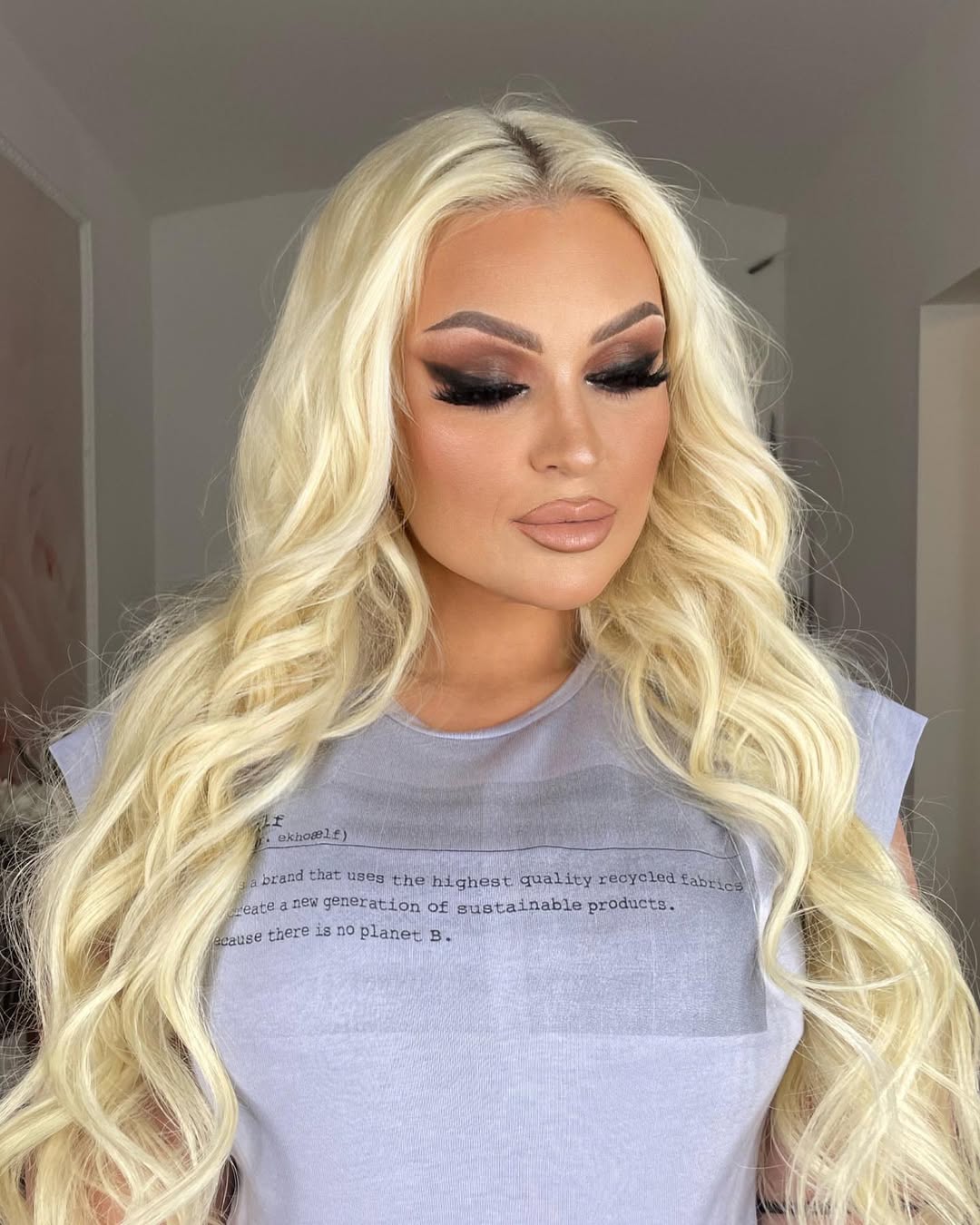 Parfem je nenadmasna nijansa zenske individualnosti on daje poslednju notu vasem izgledu. .beautiful fashion lady instafashion girl girly stylish love skirt shopping outfit cute nails beauty heel