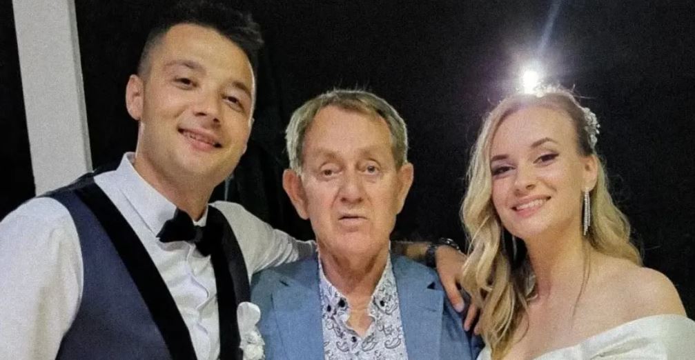 Ženio se tri puta, ima 4 dece: Naš pevač (79) i dalje je najveći zavodnik na estradi 7 SEJLA I KEMAL