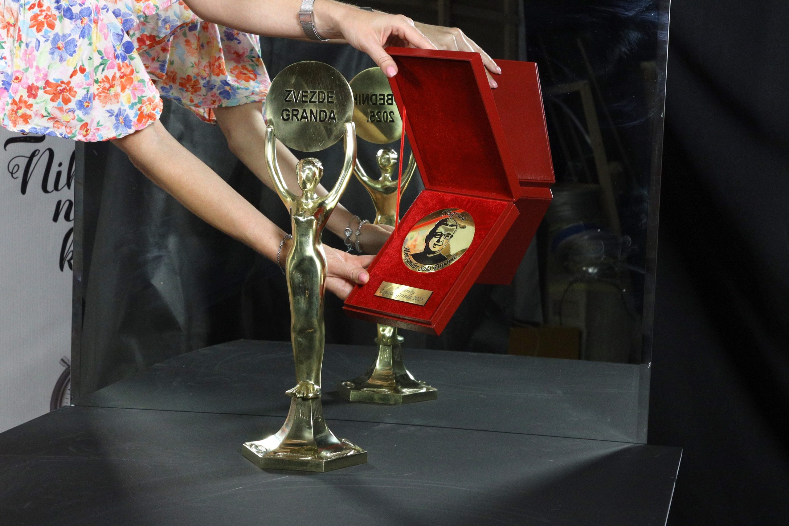Otkrivamo kako izgleda pobednička plaketa koja nosi ime estradnog maga Saše Popovića (VIDEO) 8 STATUA ZA POBEDNIKA I PLAKETA SASA POPOVIC FOTO MUNJA ok 1