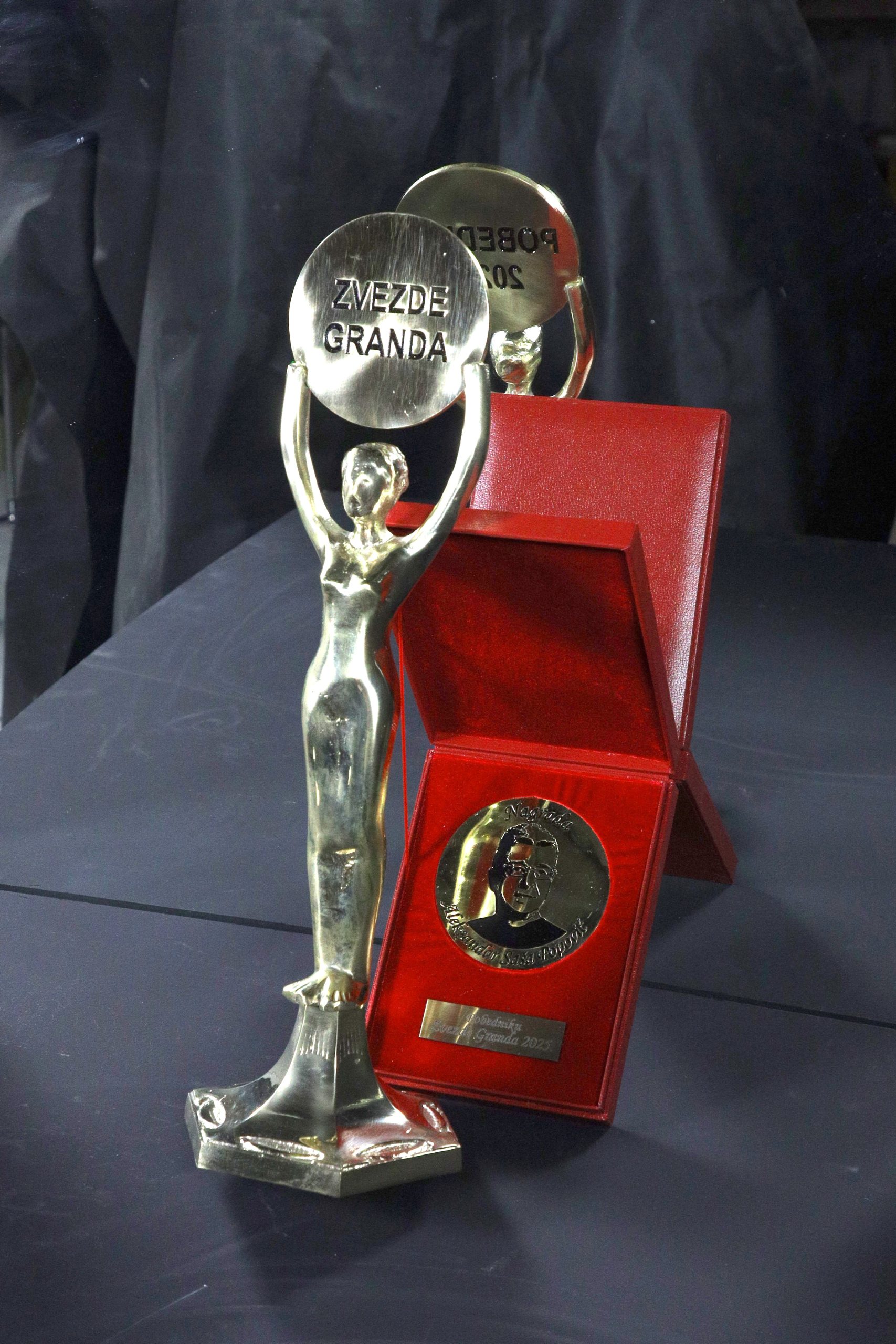 Uživo Zvezde Granda: Prvo finale bez Saše Popovića, publika bira novu zvezdu 11 STATUA ZA POBEDNIKA I PLAKETA SASA POPOVIC FOTO MUNJA ok 3 1