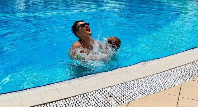 Sin Marije Šerifović uživa sa majkom na bazenu, svi komentarišu koliko je porastao (FOTO) 6 Screenshot 2025 06 18 140338