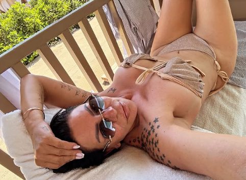 Đanijeva Slađa pozira na plaži: Spustila kupaći, obline u prvom planu, ovako je dugo niste videli 6 Screenshot 2025 06 26 145143