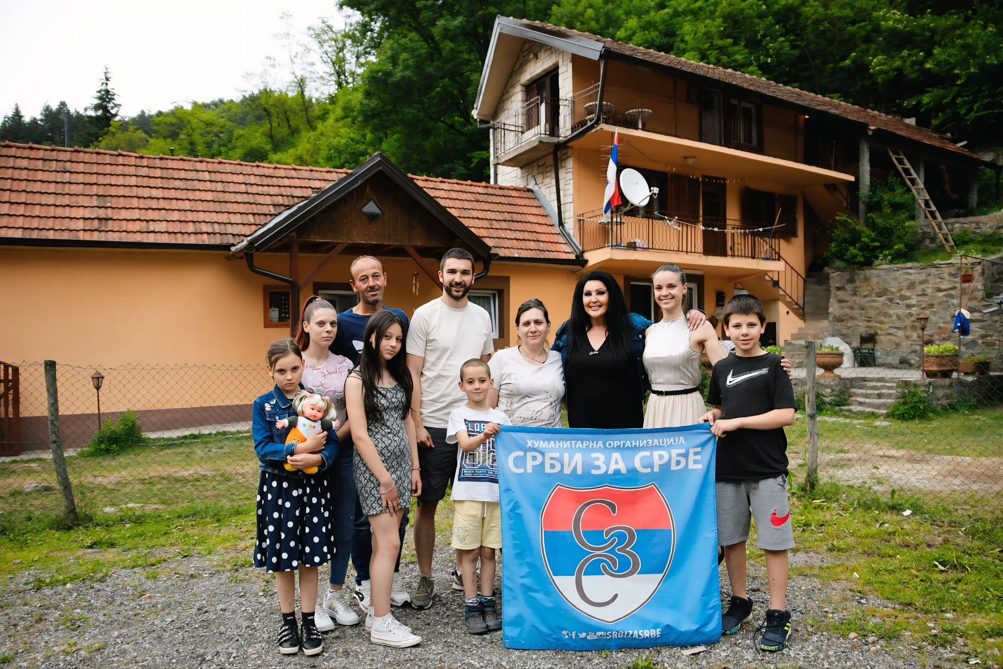 Dragana Mirković pomogla da se porodici sa devetoro dece sagradi novi dom u Crnoj Travi 7 WhatsApp Image 2025 06 06 at 19.18.56 2