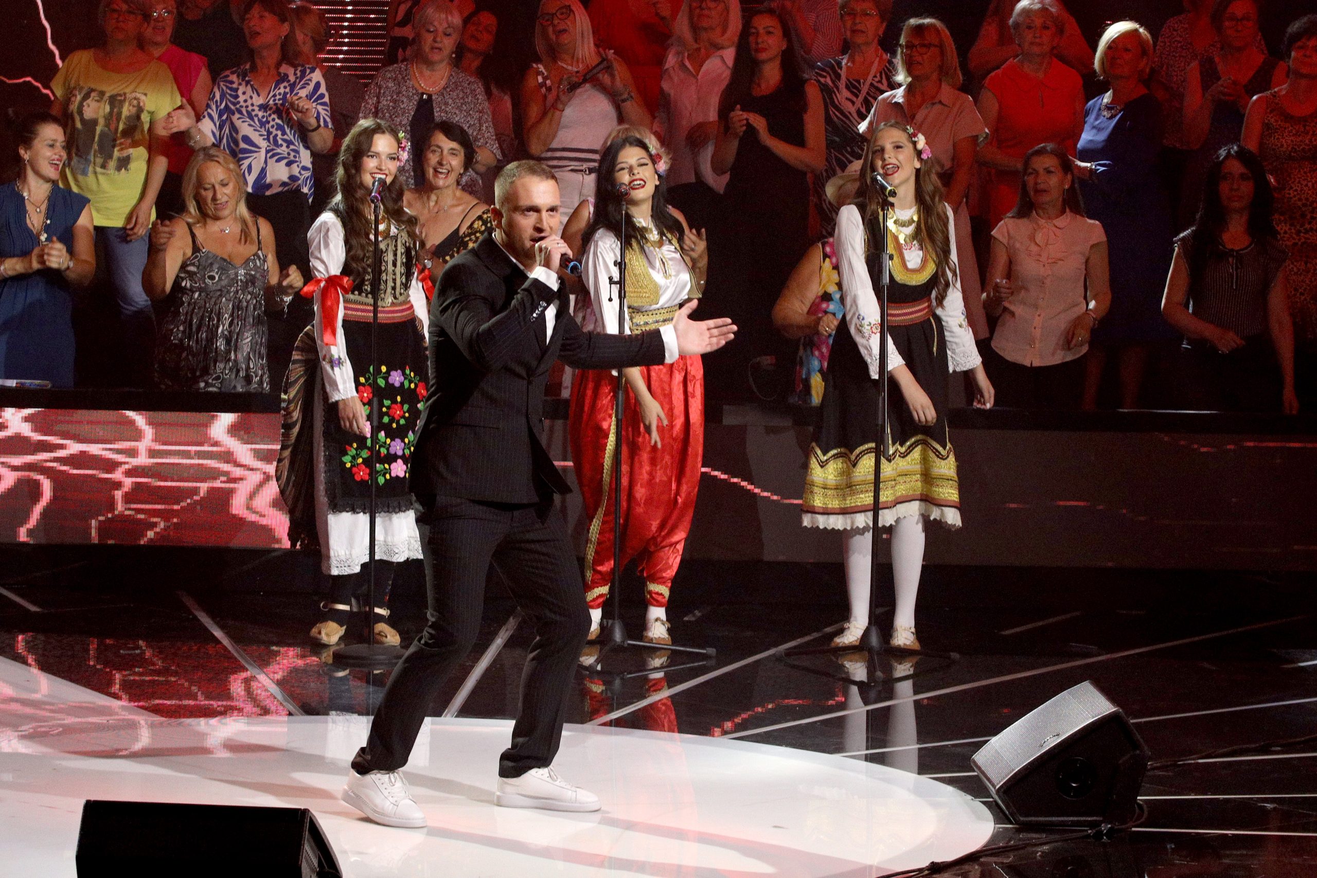 Uživo Zvezde Granda: Prvo finale bez Saše Popovića, publika bira novu zvezdu 34 ZELJKO DJUKANOVIC ZG FINALE 6 ok