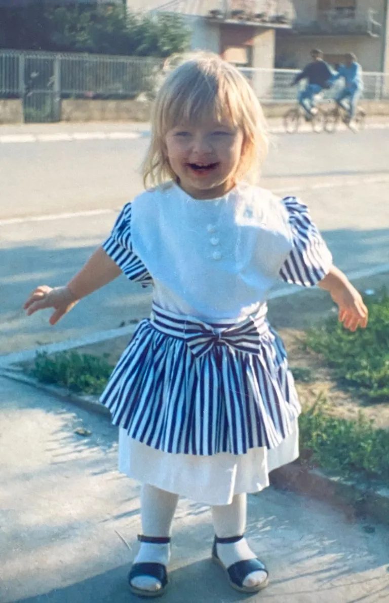 Da li prepoznajete devojčicu sa fotografije? Danas je jedna od najpoznatijih pevačica (FOTO) 6 image 17 13