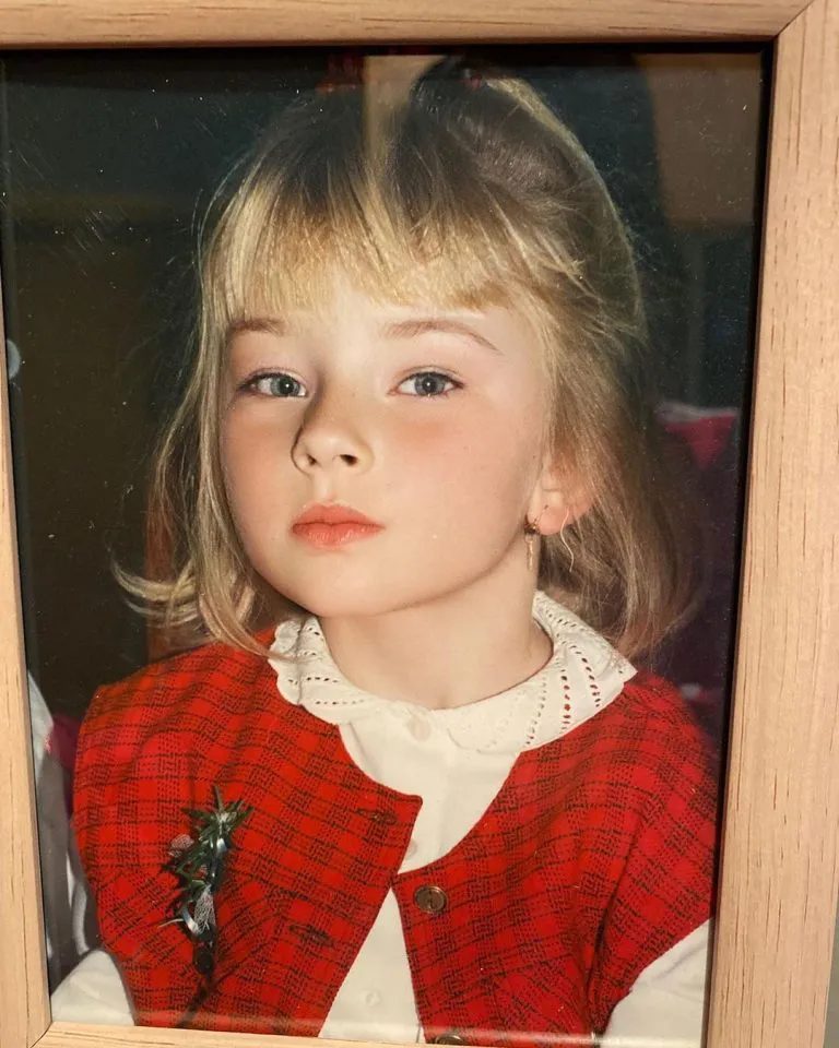 Da li prepoznajete devojčicu sa fotografije? Danas je jedna od najpoznatijih pevačica (FOTO) 7 image 17 14