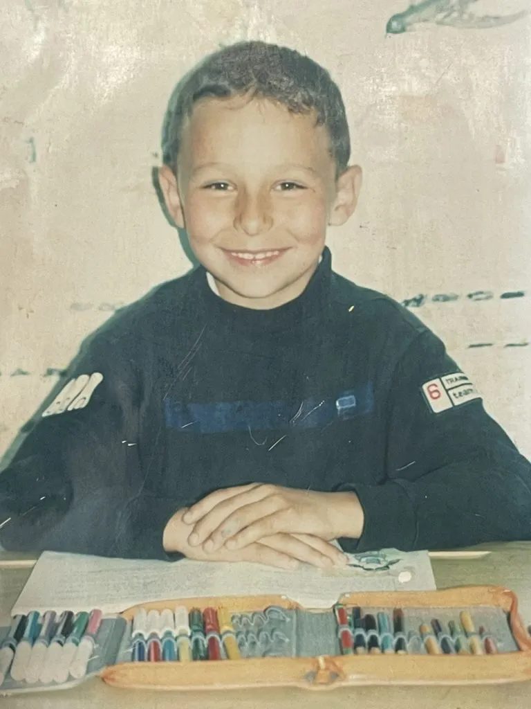 Ko je dečak sa slike? Danas je miljenik publike, a žiri u "Zvezdama Granda" ga je obožavao (FOTO) 6 image 17 16