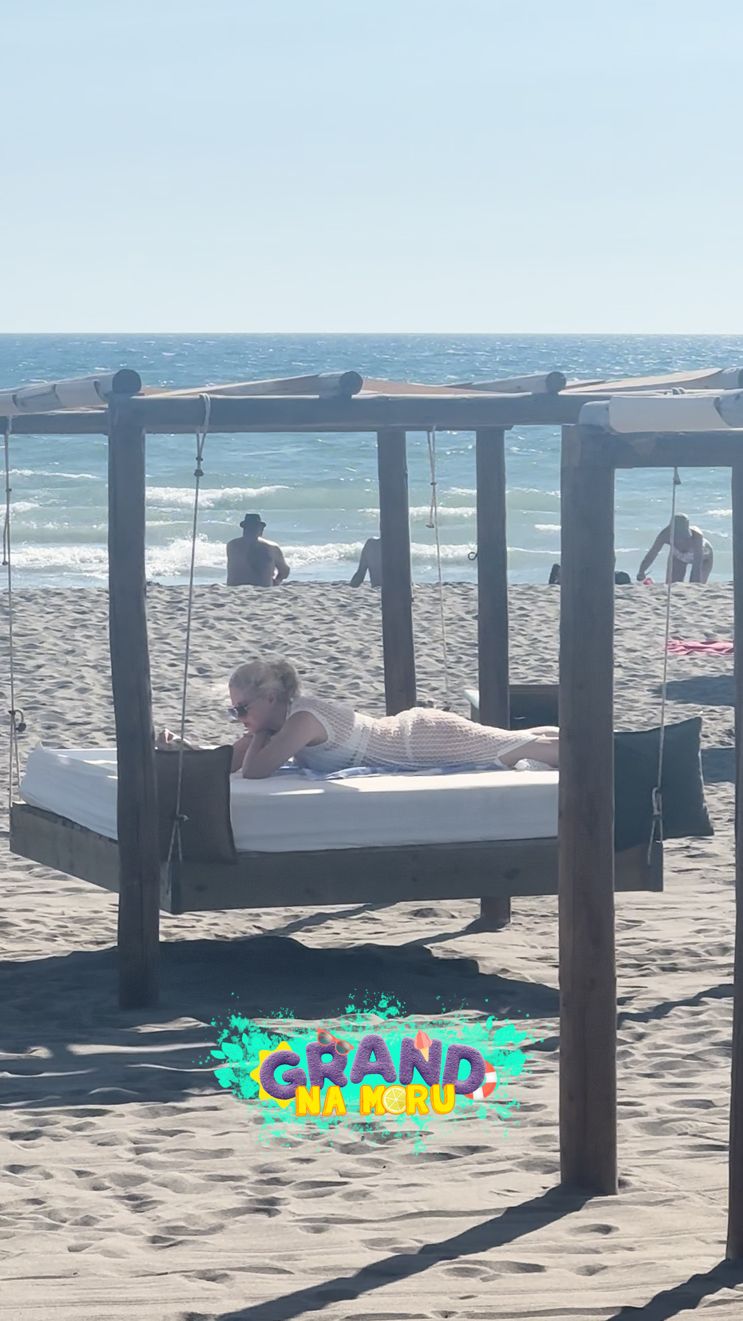 Paparazzo: Ovo nijedna pevačica do sad nije uradila na plaži, prolaznici u neverici VIDEO 6 4