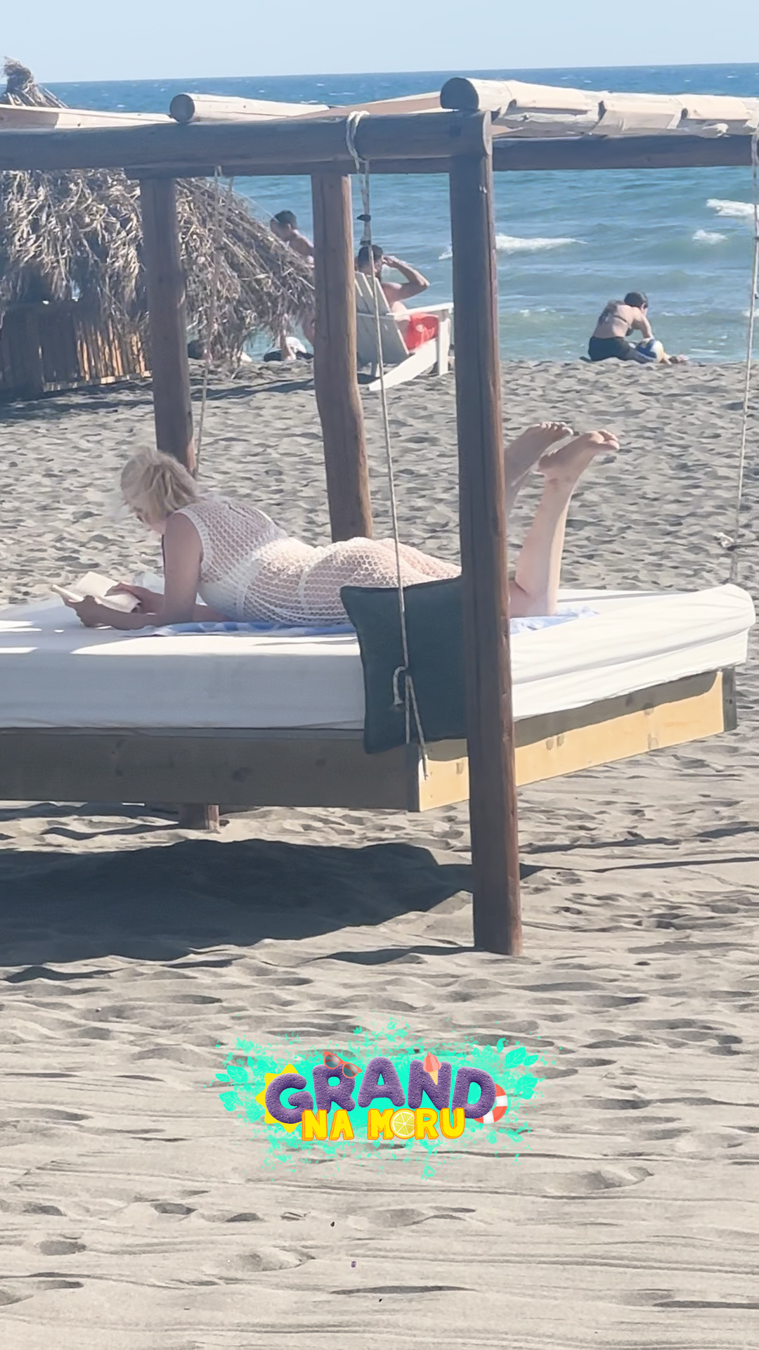 Paparazzo: Ovo nijedna pevačica do sad nije uradila na plaži, prolaznici u neverici VIDEO 7 5