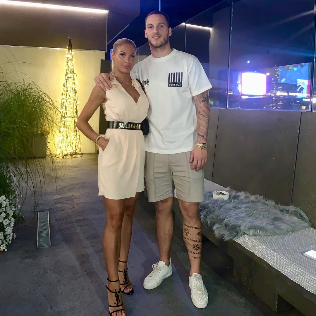 Ovo je žena Marka Arnautovića: Sara je fudbaleru rodila dve ćerke, 4 godine je starija od njega (FOTO) 6 Beautiful christening of leon lia ❤️ @flaawl3ss @m.arnautovic7 love christening family te