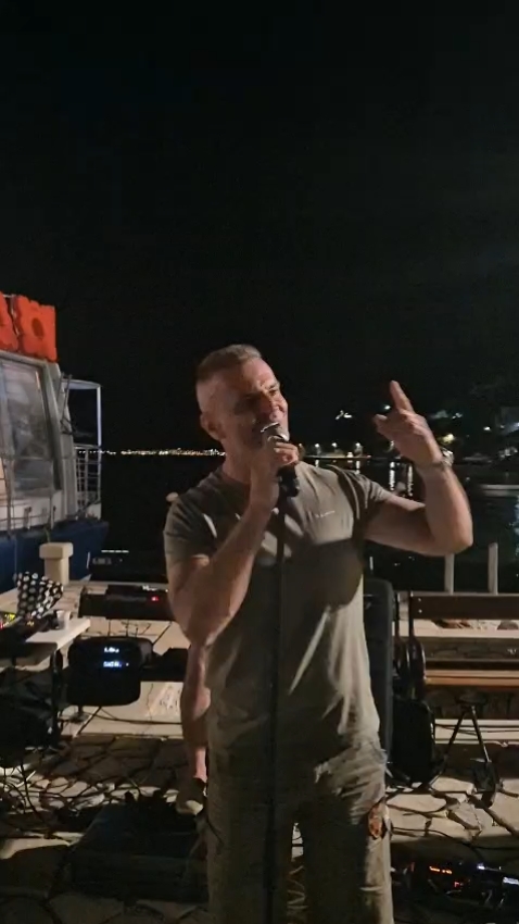Dejan Drašković priredio šou za pamćenje, jedan umetnik mu se neočekivano pridružio na sceni VIDEO 6 Dejan Draskovic 4