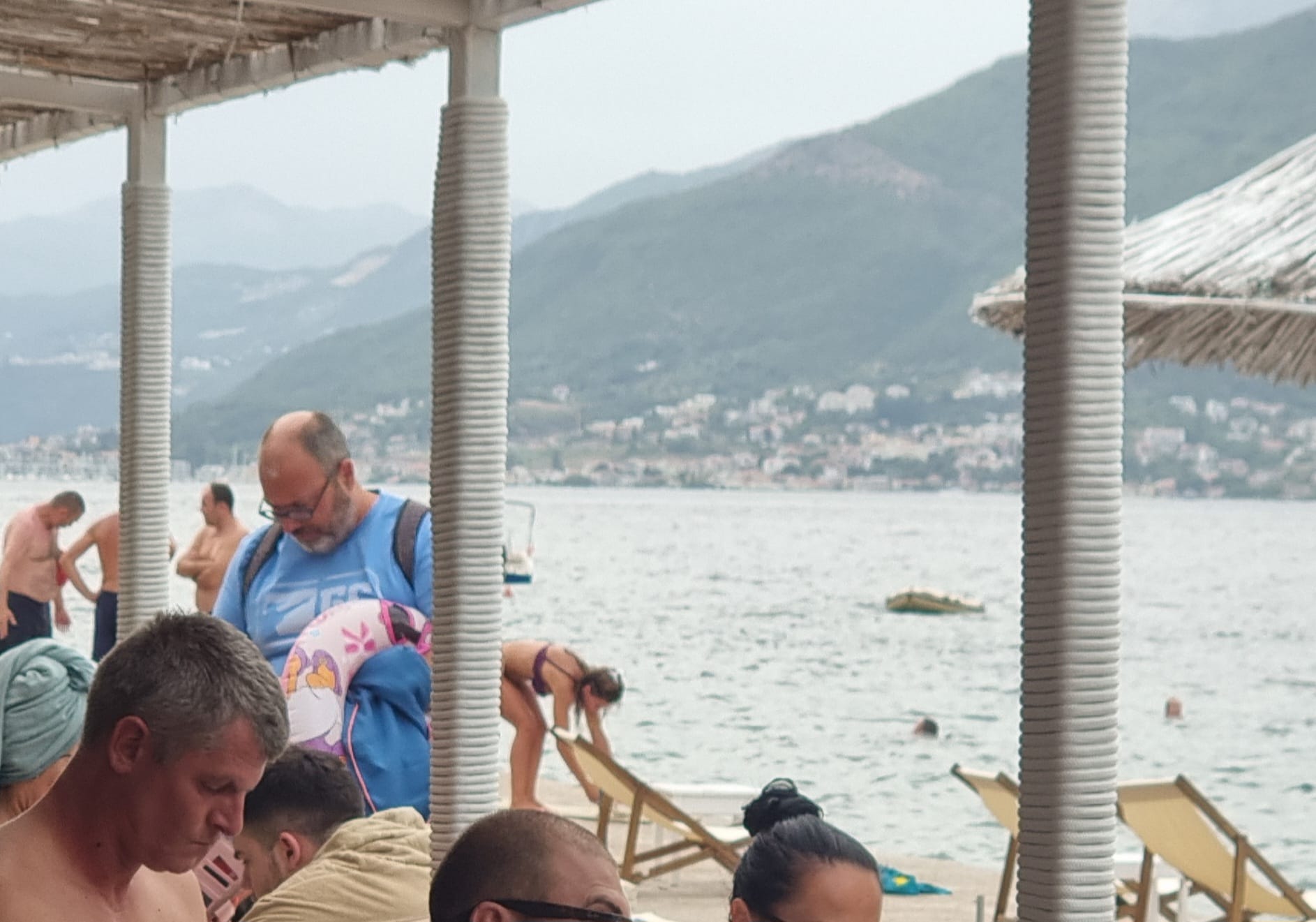 PAPARACO Uhvatili smo člana Beogradskog sindikata na plaži, evo ko mu pravi društvo FOTO 6 Fedja Dimovic