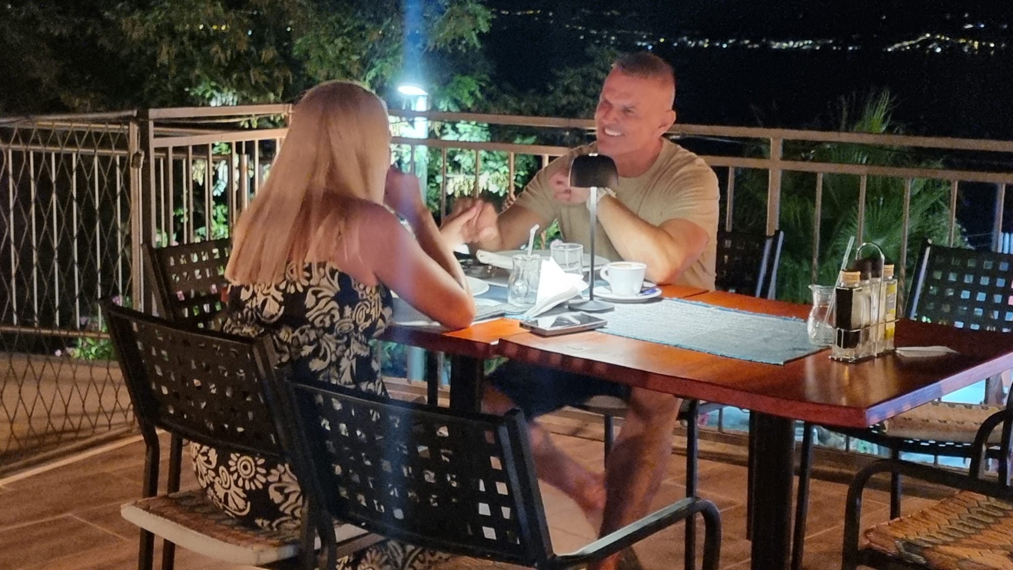 PAPARAZZO: Dejan Drašković na romantičnoj večeri sa suprugom na crnogorskom primorju (VIDEO) 6 IMG 20250721 WA0002 1