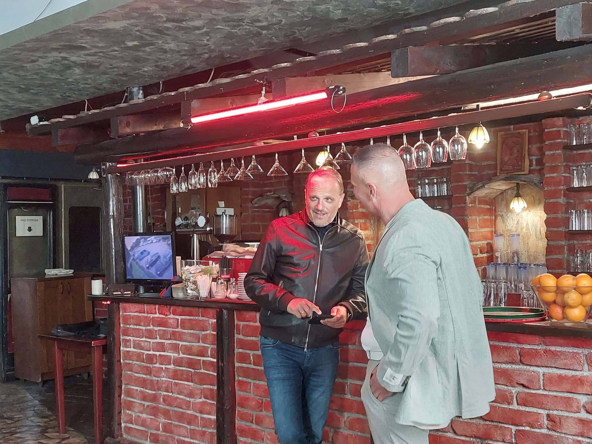 Muzička saradnja koju niko nije očekivao: Pevač snimio trio sa kolegama, u spotu se našao proslavljeni glumac (VIDEO) 7 IMG 20250728 WA0014 1
