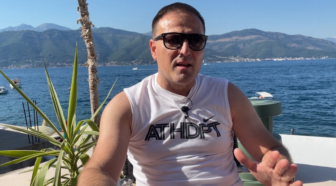 Naš pevač ima vilu u Crnoj Gori, komšije otkrile šta radi u dvorištu 8 IMG 6a87bc3eb2b78647a120cfa35362f416 V