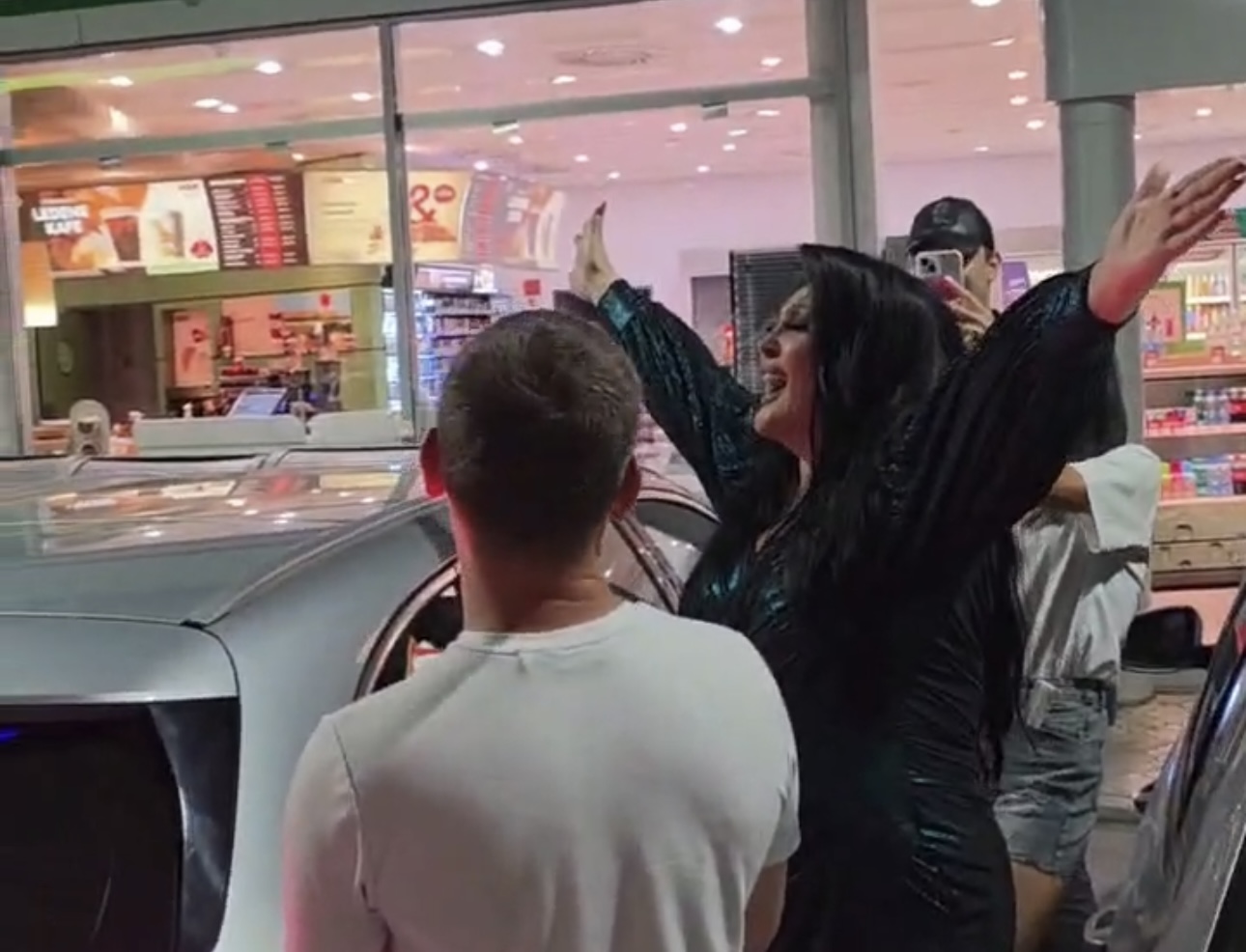 Neviđena scena nakon koncerta: Dragana Mirković stala na pumpu i nastavila da peva sa fanovima VIDEO 6 IMG 7938