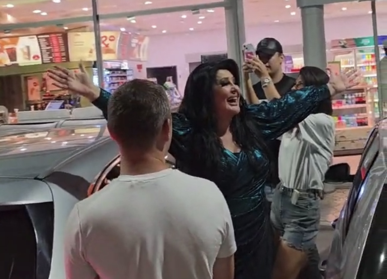 Neviđena scena nakon koncerta: Dragana Mirković stala na pumpu i nastavila da peva sa fanovima VIDEO 7 IMG 7939