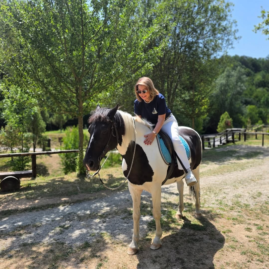 Vitalnost i energija u 75. godini: Neda Ukraden jaše konja (FOTO) 5 Jedan savrsen dan u prirodi💪🐎🐴🌲🌳 Gostilje zakon🎶