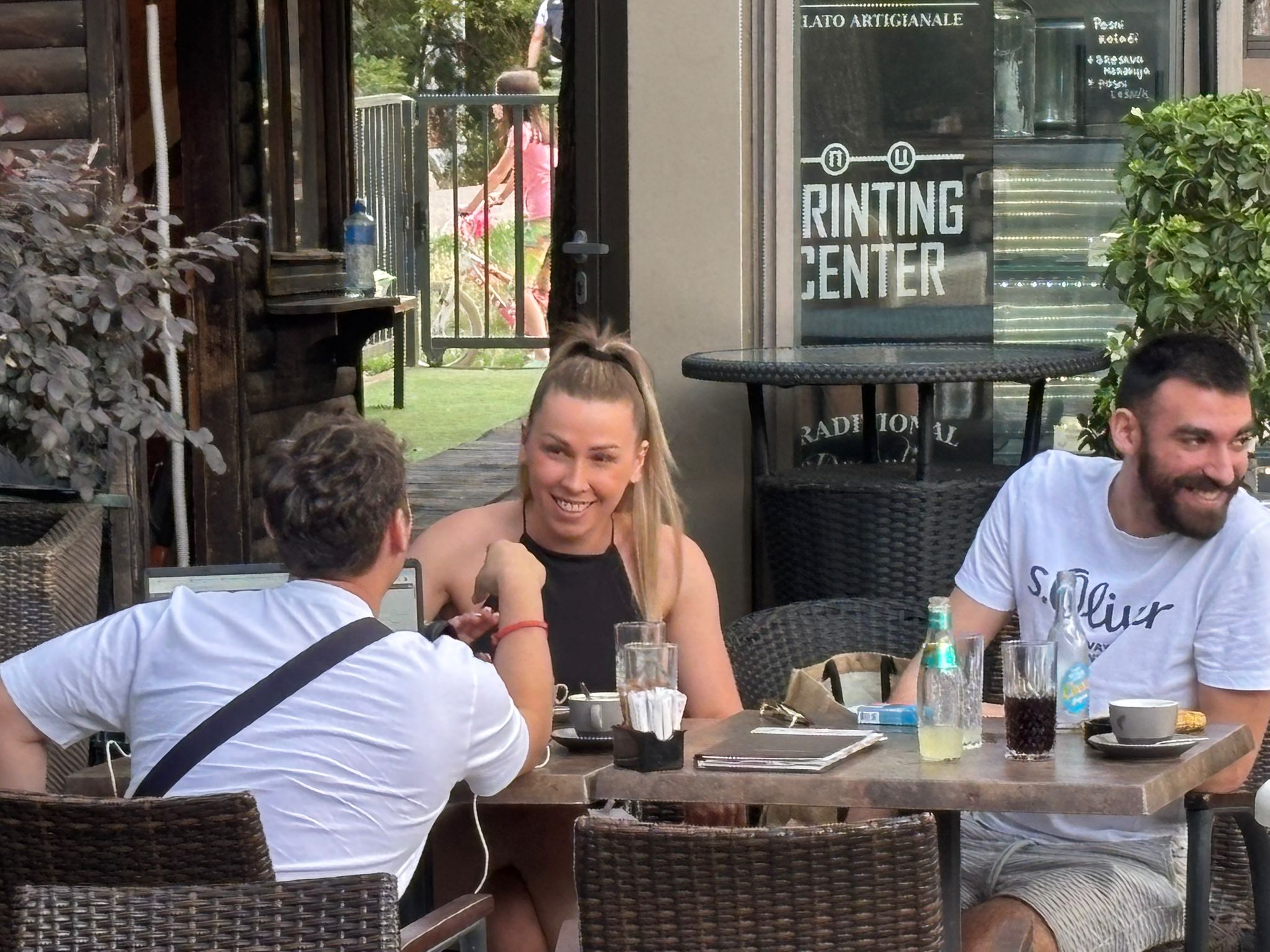 PAPARAZZO: Nina Karahođa i Deni Ramčević sa producentom u luksuznom kafiću, evo šta rade FOTO 6 PHOTO 2025 07 16 21 30 52 3