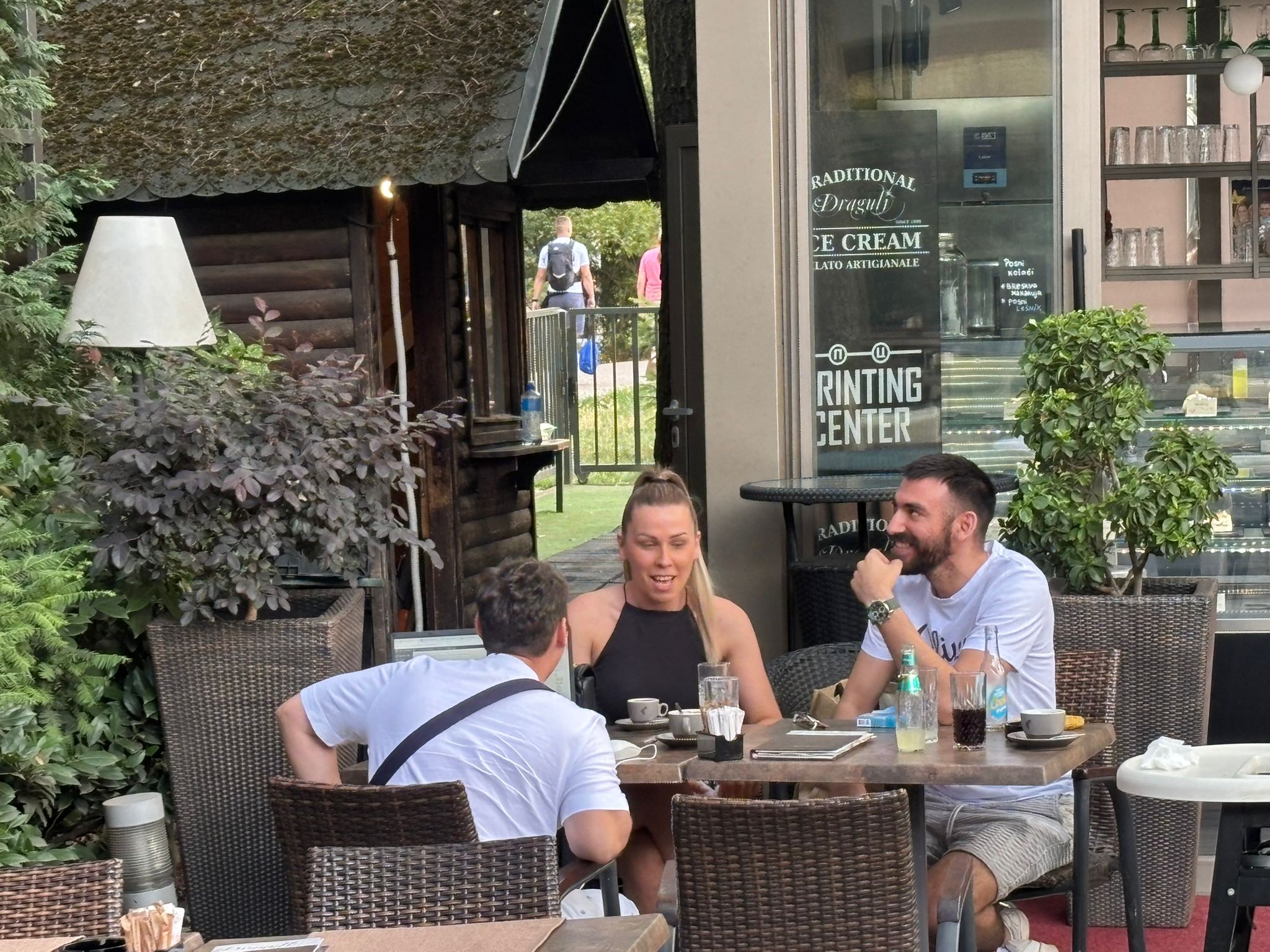 PAPARAZZO: Nina Karahođa i Deni Ramčević sa producentom u luksuznom kafiću, evo šta rade FOTO 7 PHOTO 2025 07 16 21 30 52 4