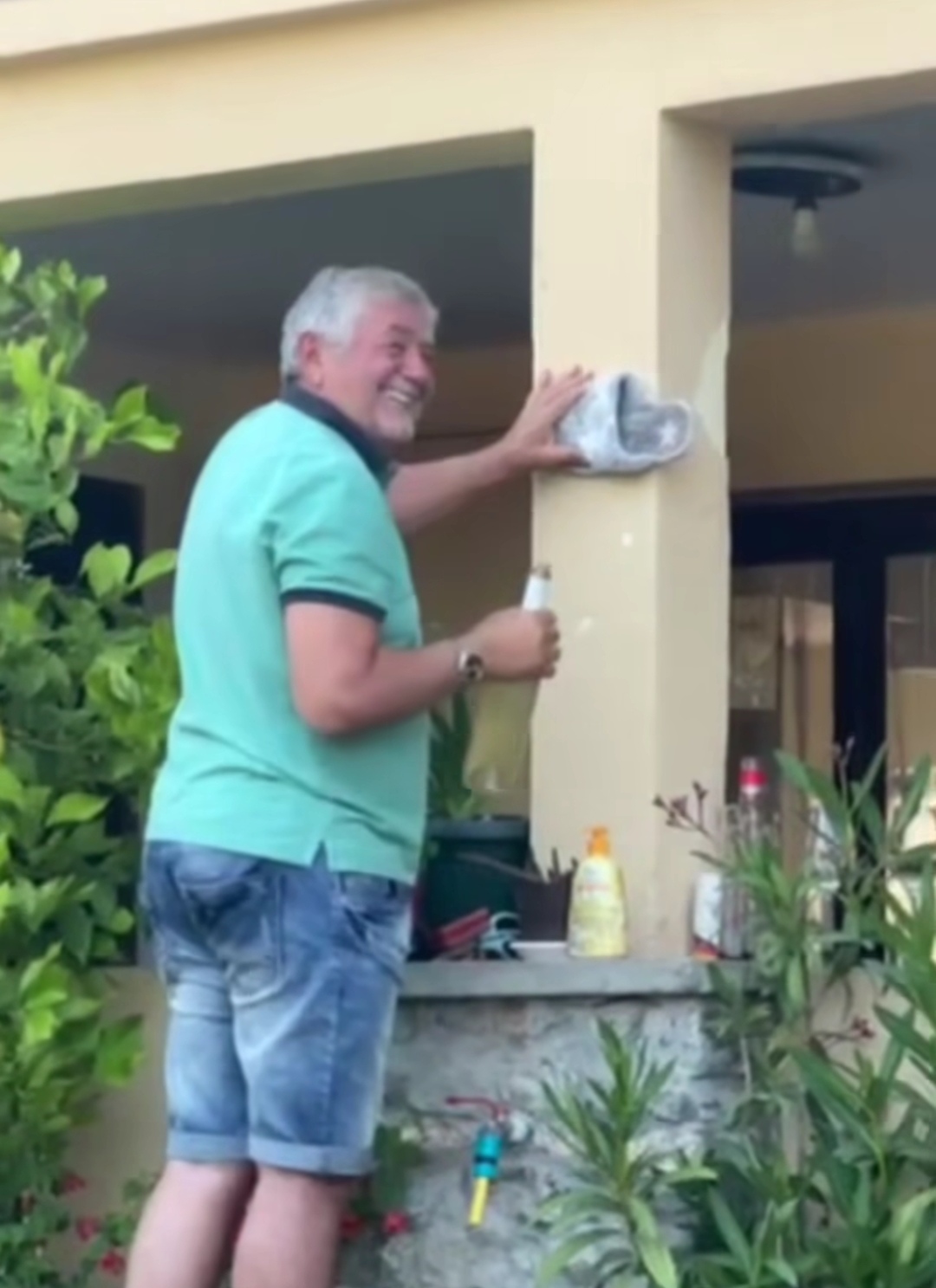 Urnebesno: Harmonikaš iz Nikad nije kasno svira dok poznati pevač izbija pampur papučom FOTO 8 Radisa Urosevic 2