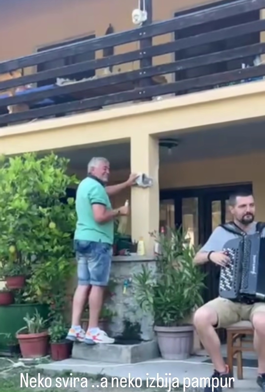 Urnebesno: Harmonikaš iz Nikad nije kasno svira dok poznati pevač izbija pampur papučom FOTO 6 Radisa Urosevic 3